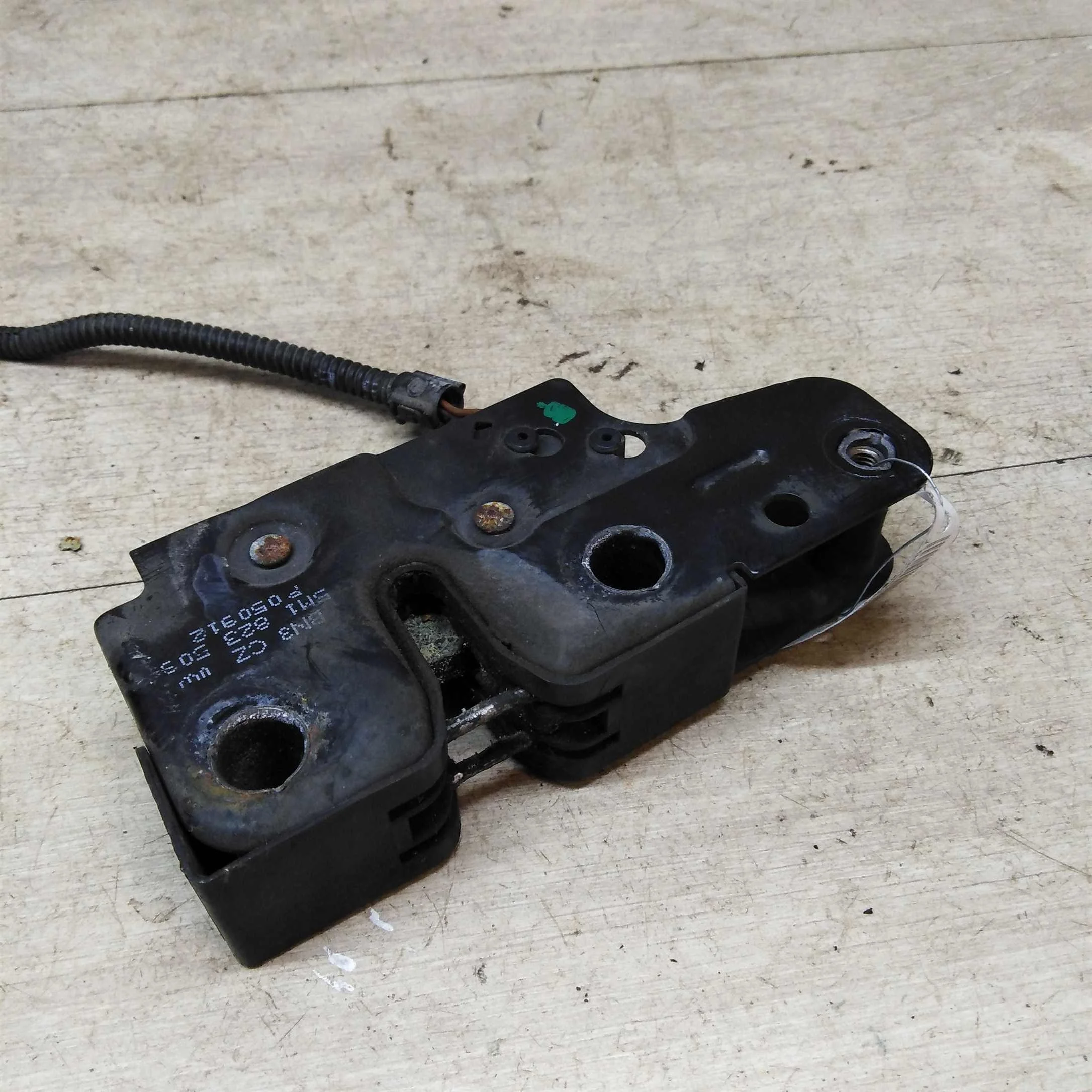 Замок капота Volkswagen Golf Plus (арт. 40975)
