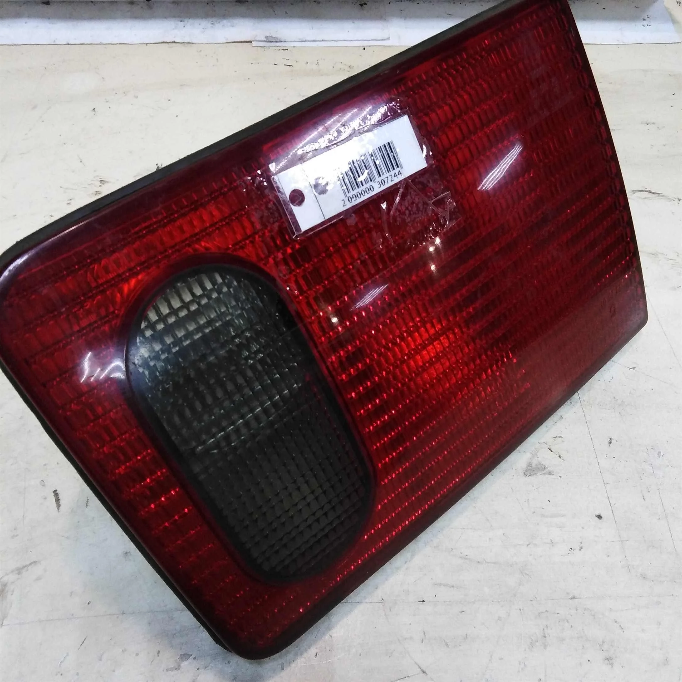 Фонарь задний левый Audi A8 D2 в крышку багажника  (арт. 42225)