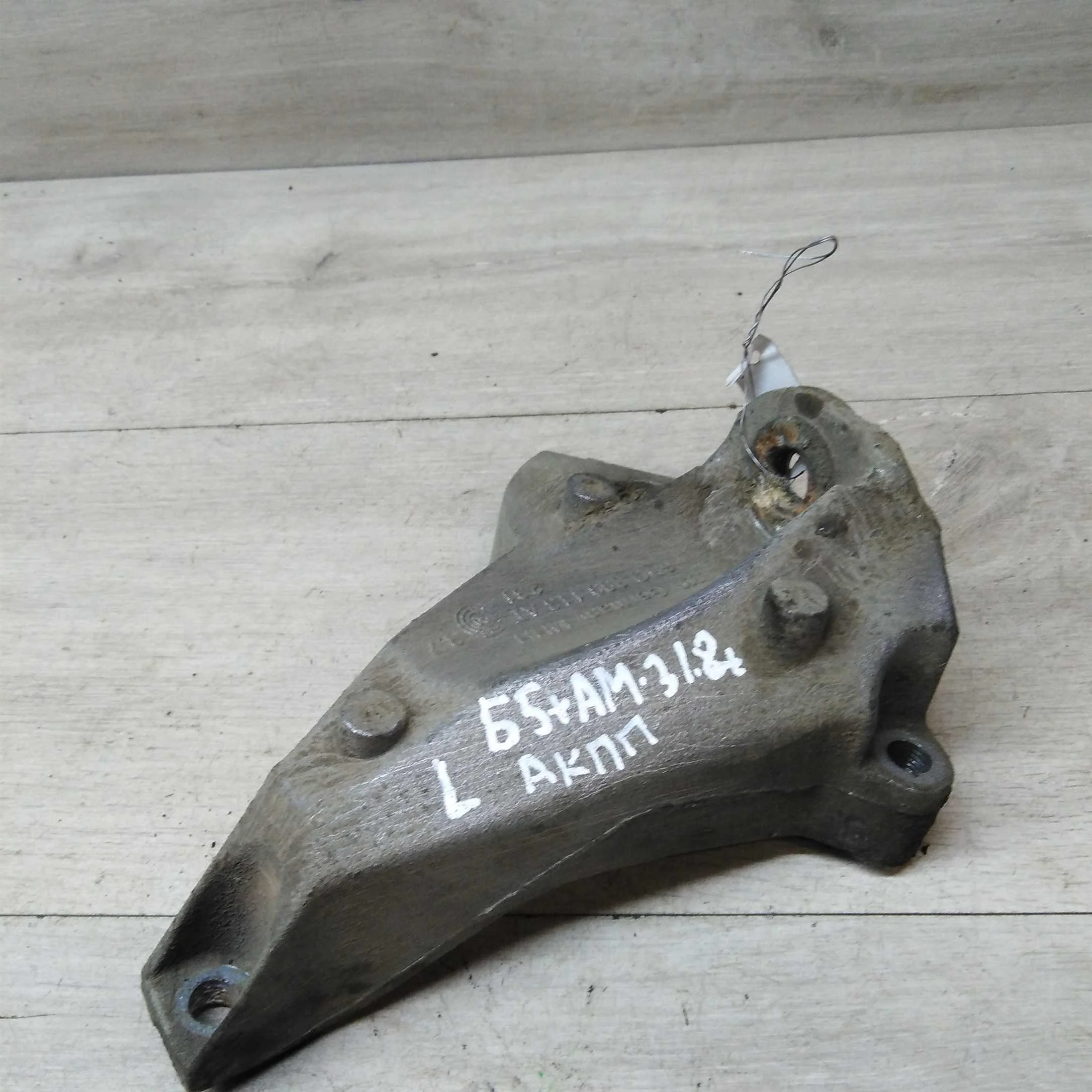 Кронштейн КПП (АКПП) левый Volkswagen Passat B5 GP (арт. 42945)