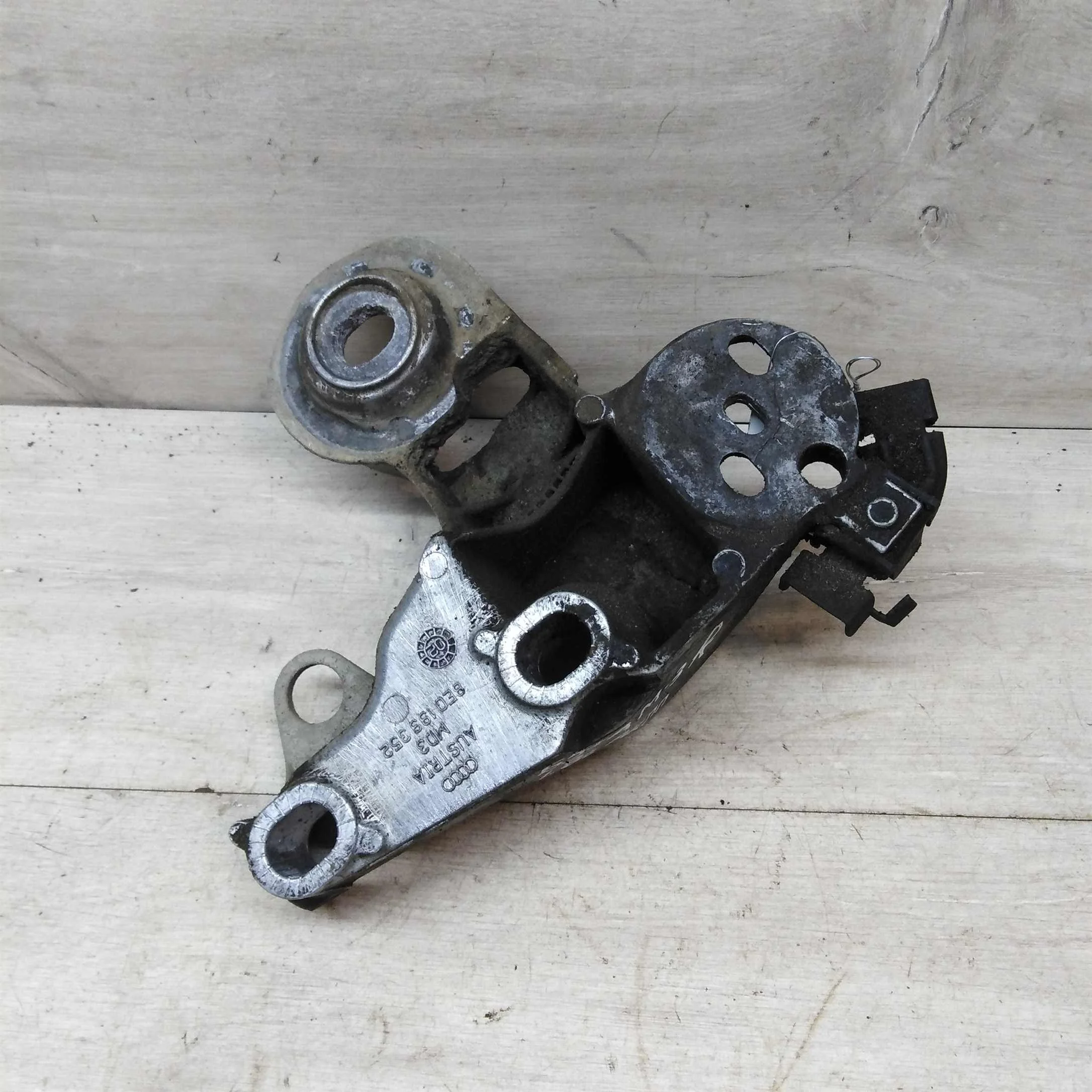 Кронштейн крепления двигателя правый Volkswagen Passat B5 GP (арт. 43002)