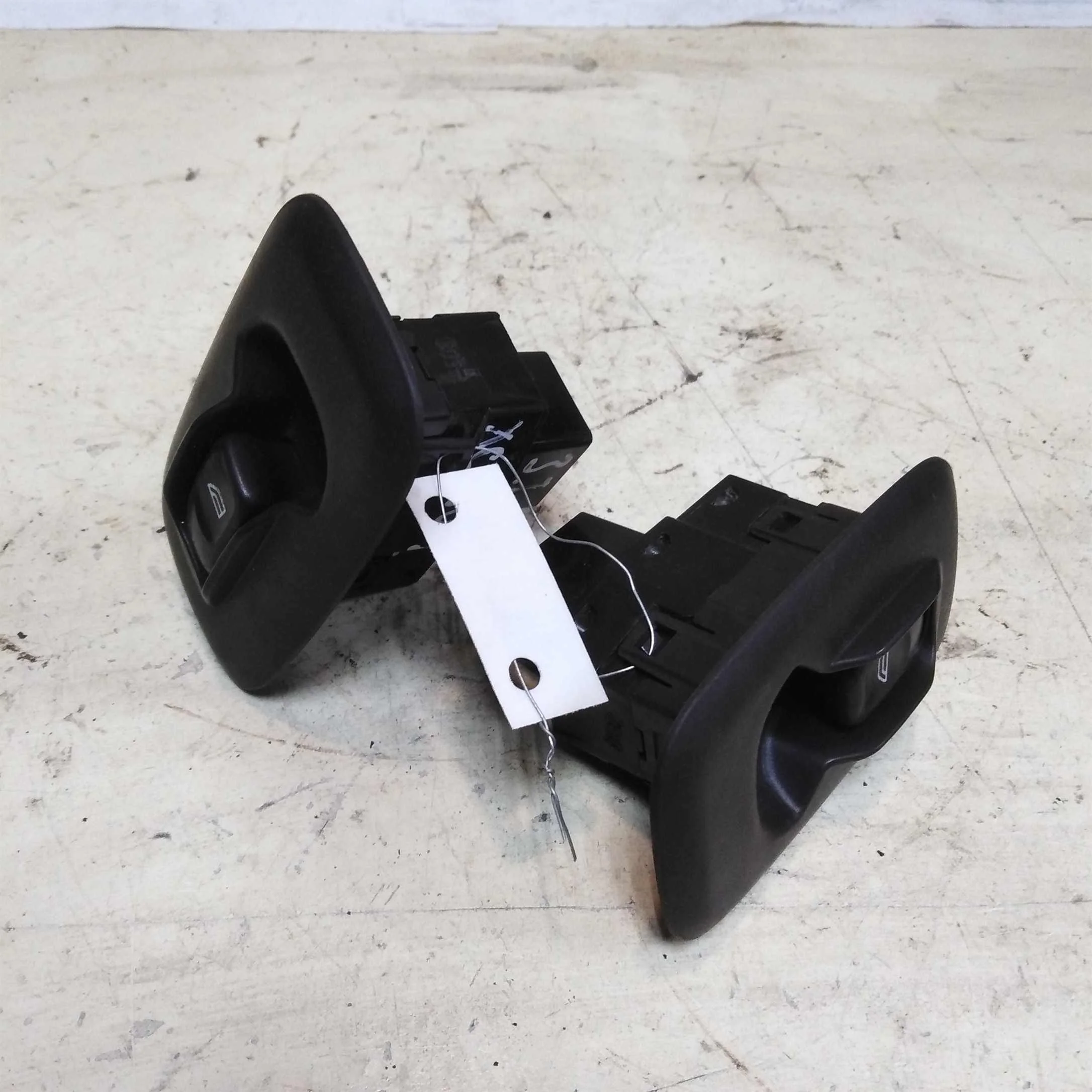 Кнопка стеклоподъемника Volvo XC90 рест (арт. 43517)