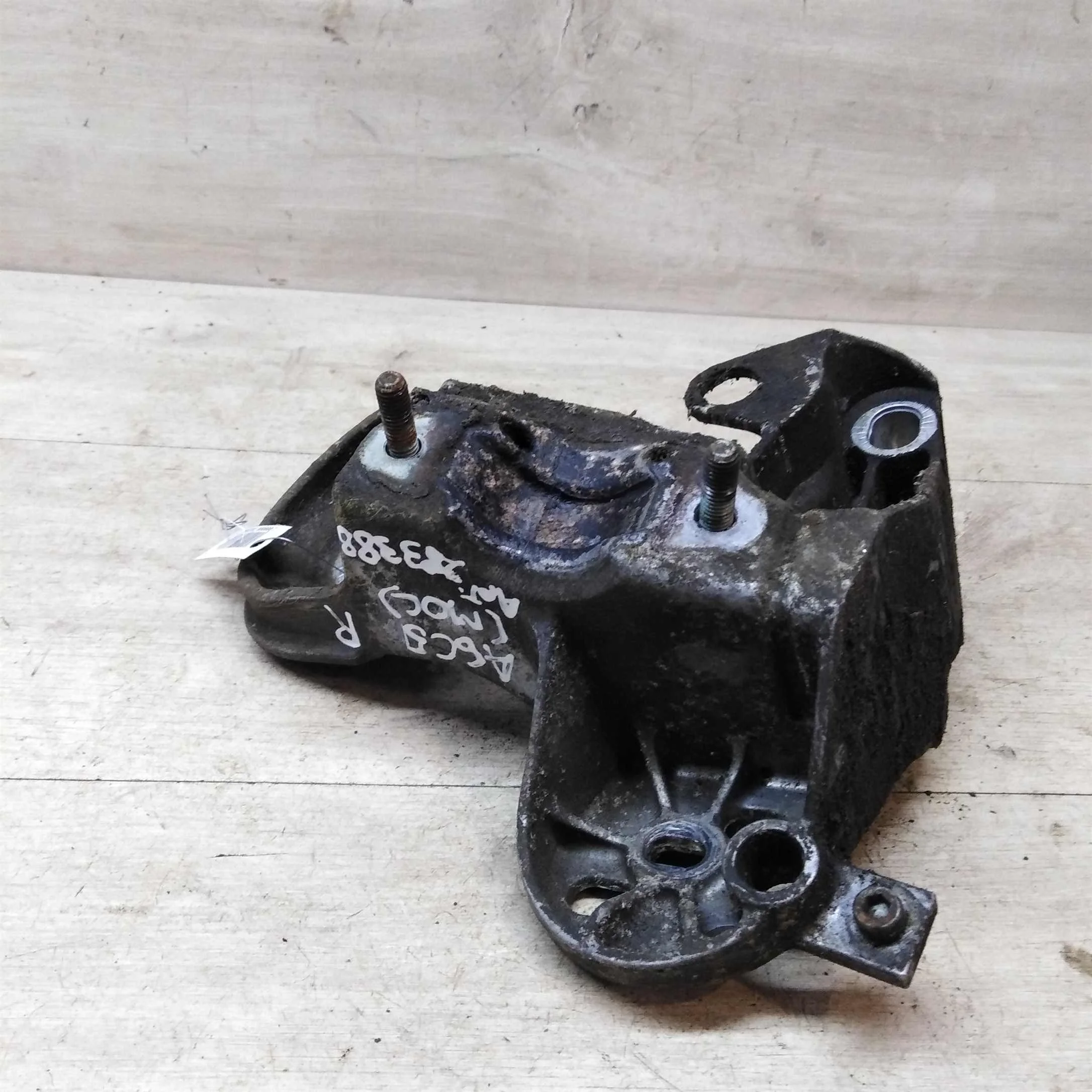 Кронштейн крепления двигателя правый Volkswagen Passat B5 Audi A6 C5 (арт. 43682)