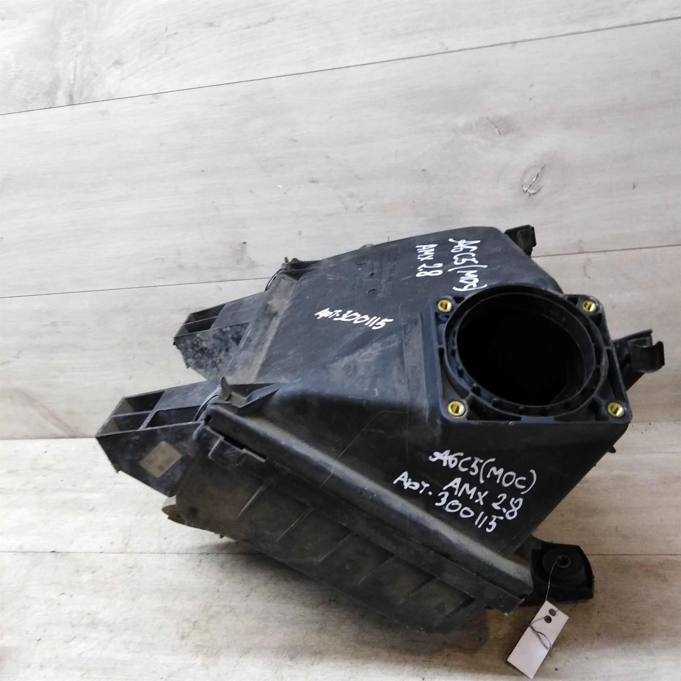 Корпус воздушного фильтра Audi A6 C5 2.8i AMX (арт. 43908)