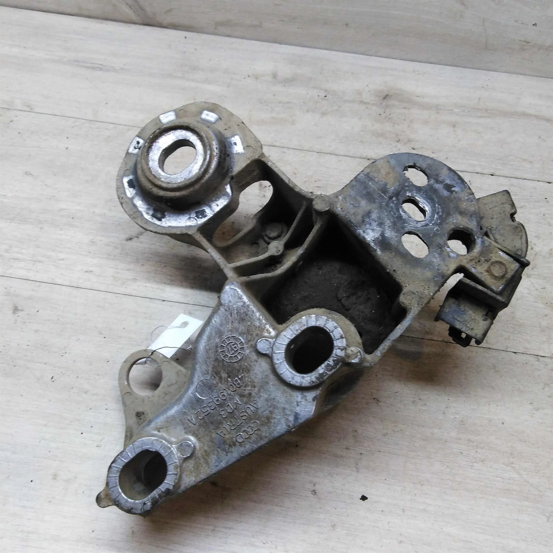 Кронштейн двигателя правый Volkswagen Passat B5 (арт. 46018)