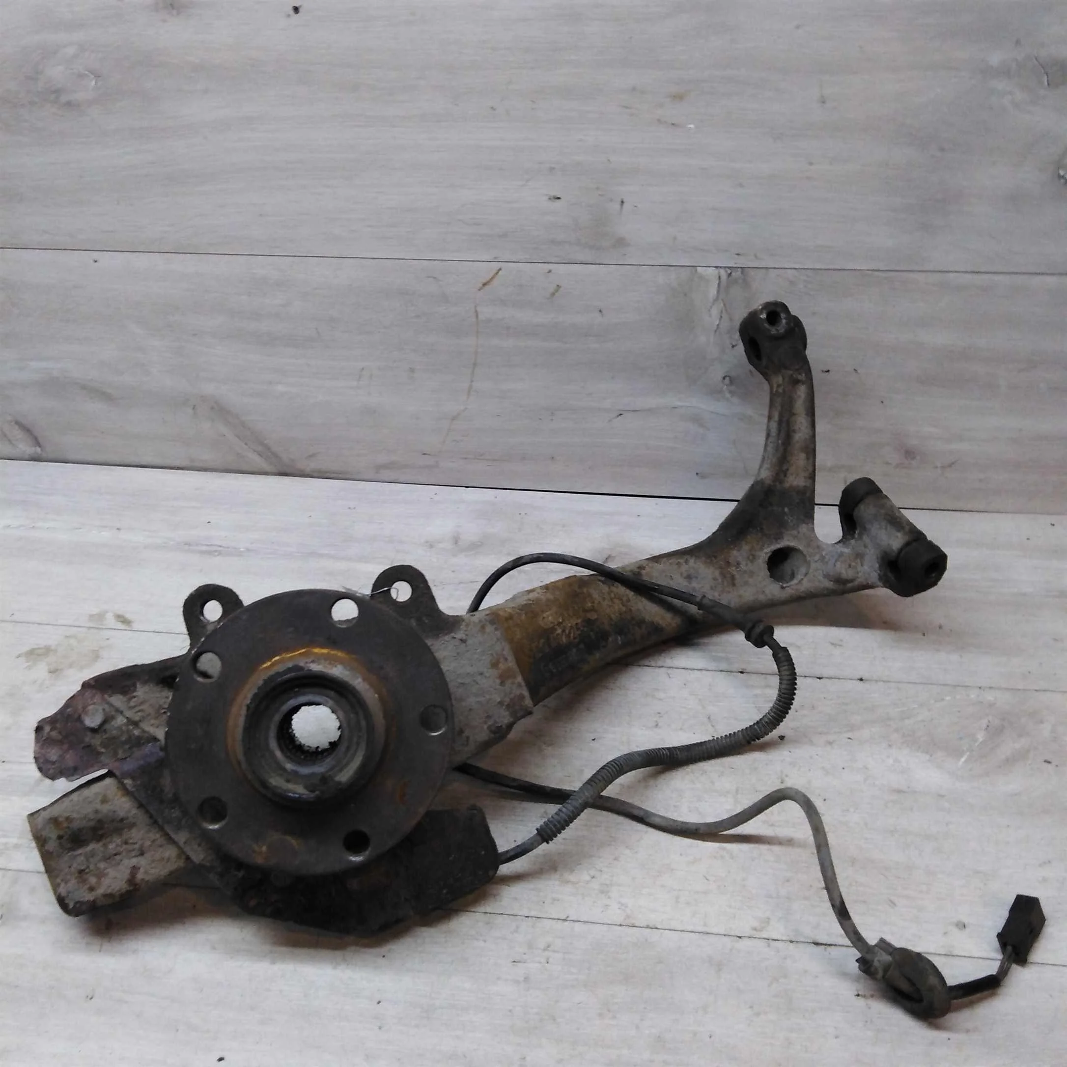 Кулак поворотный правый маленький шрус Volkswagen Passat B5 (арт. 46022)