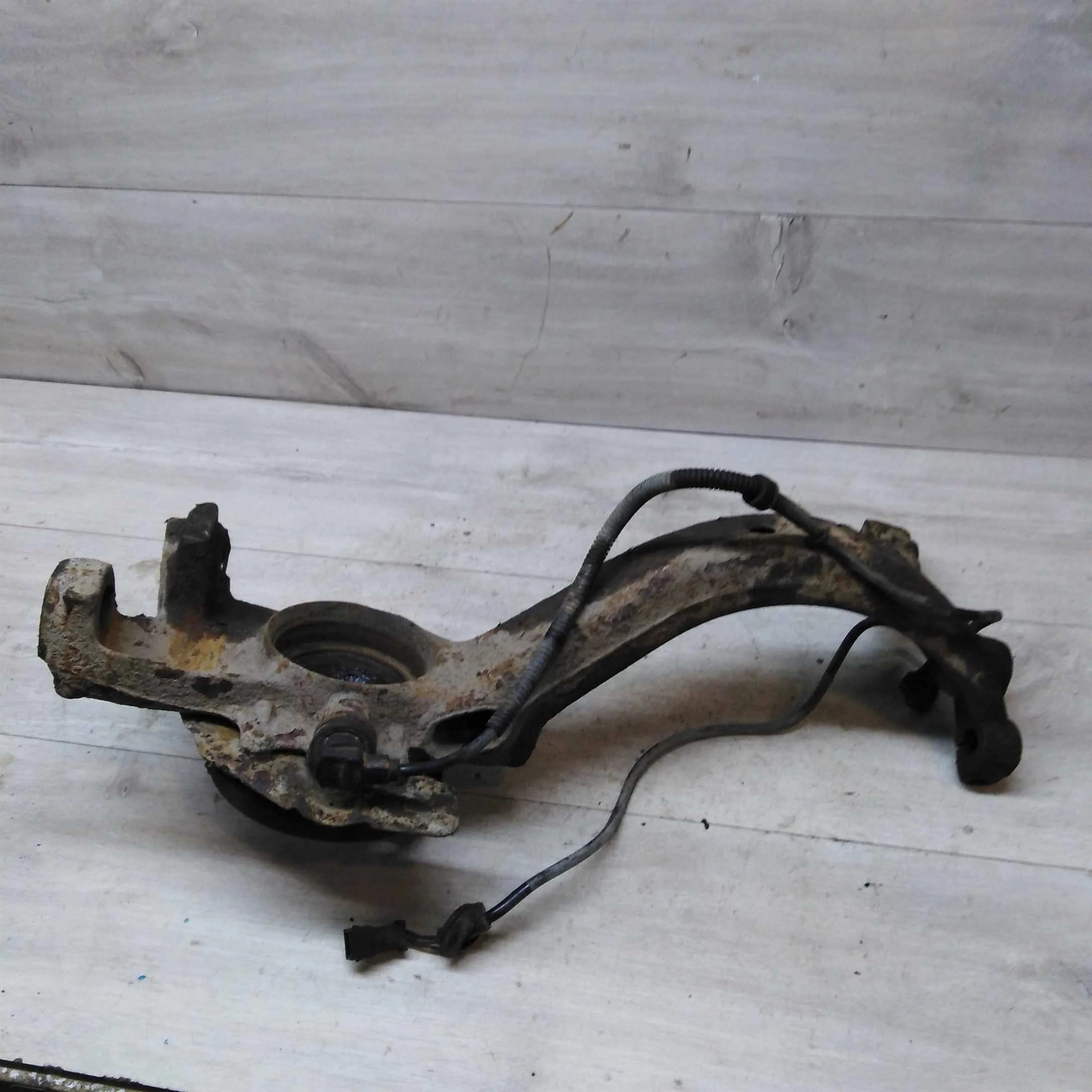 Кулак поворотный левый Volkswagen Passat B5 маленький шрус (арт. 46102)