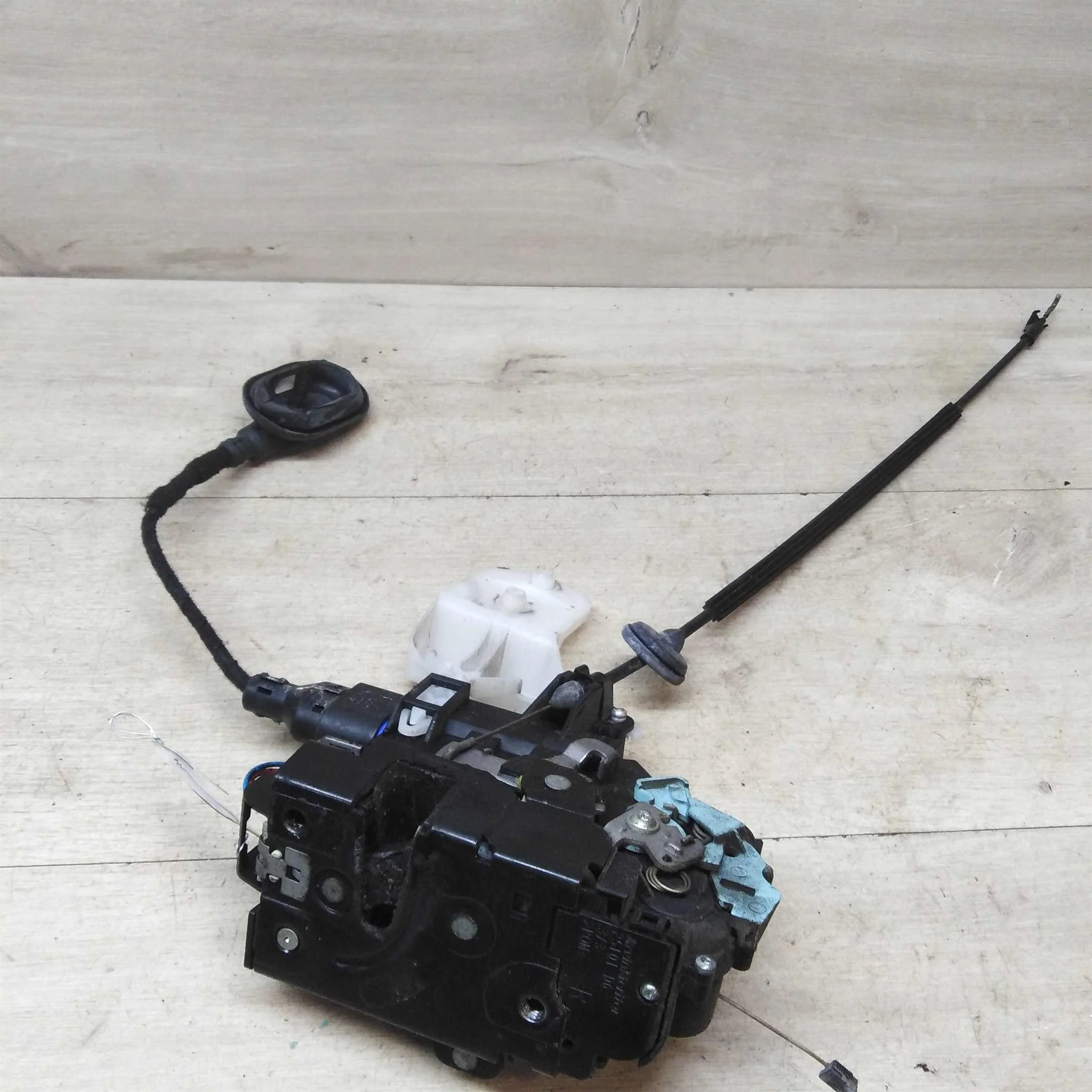 Замок двери передний правый Volkswagen Caddy III (арт. 46115)