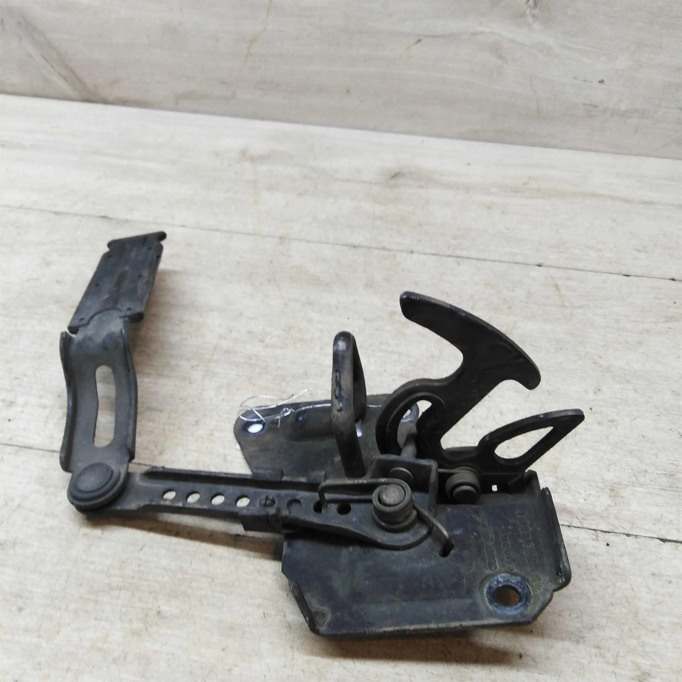 Замок капота Audi A6 C5 2.8i ALG (арт. 46599)