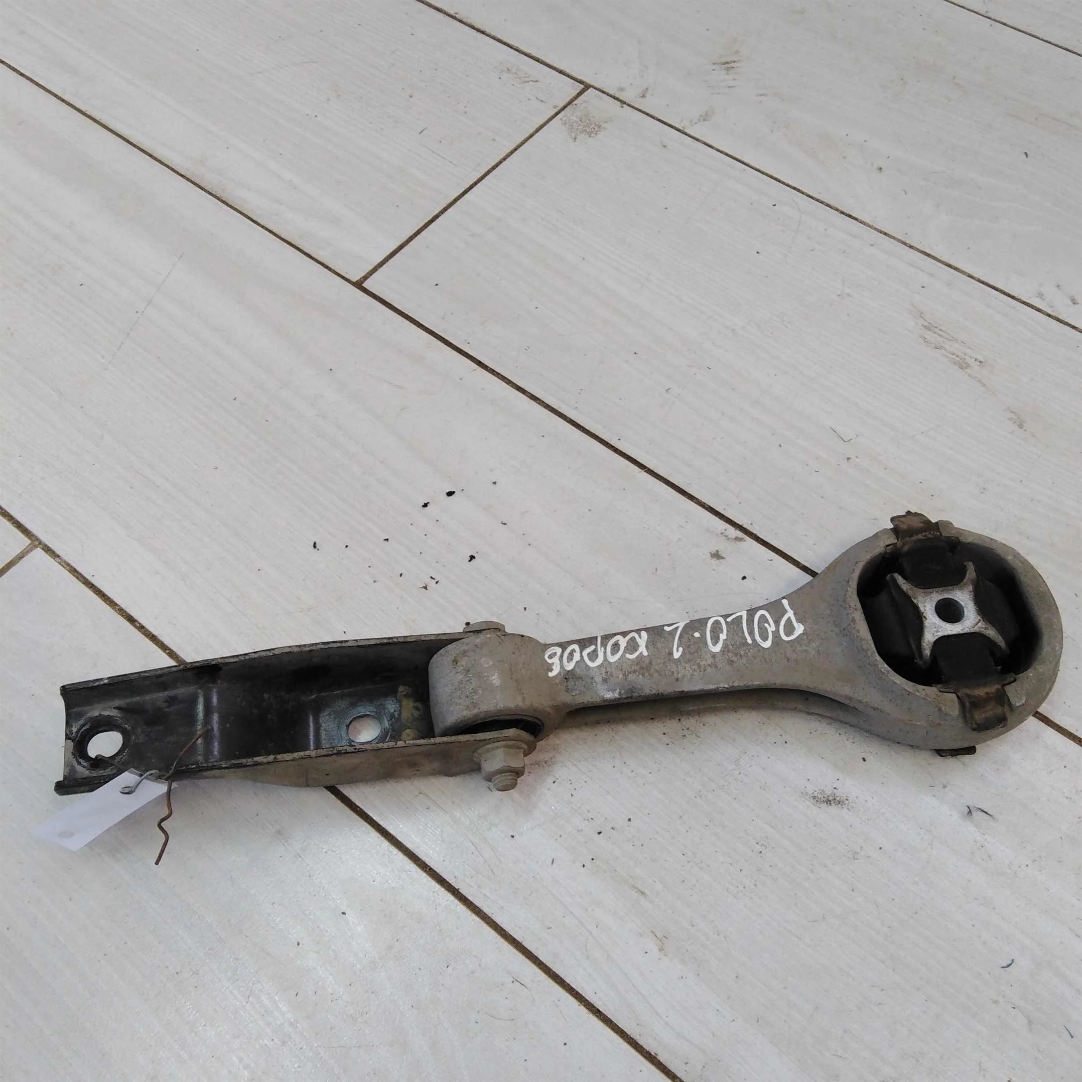 Кронштейн крепления коробки нижний Volkswagen Polo Sedan (арт. 49714)