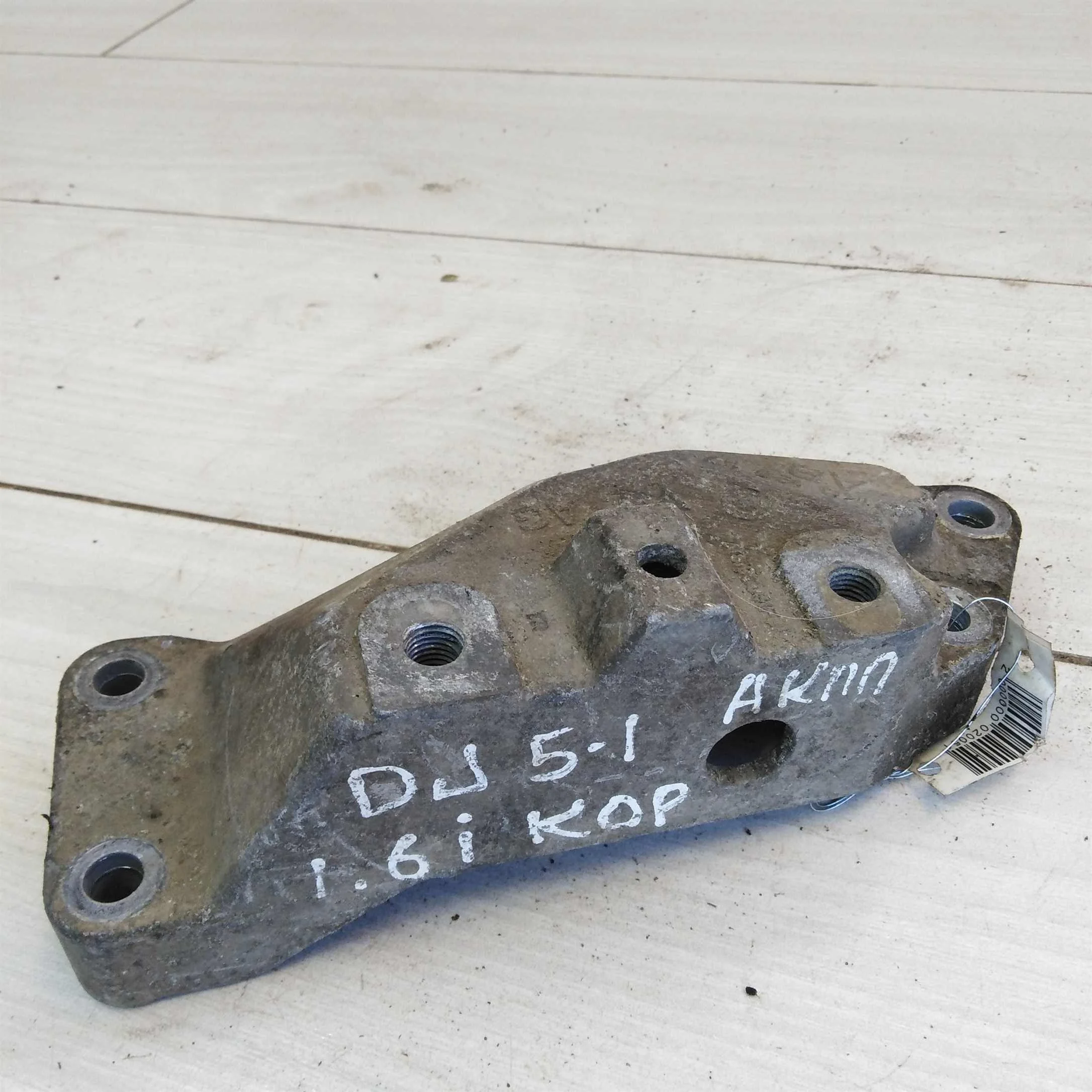 Кронштейн крепления коробки Volkswagen Jetta 5 1.6i (арт. 50207)
