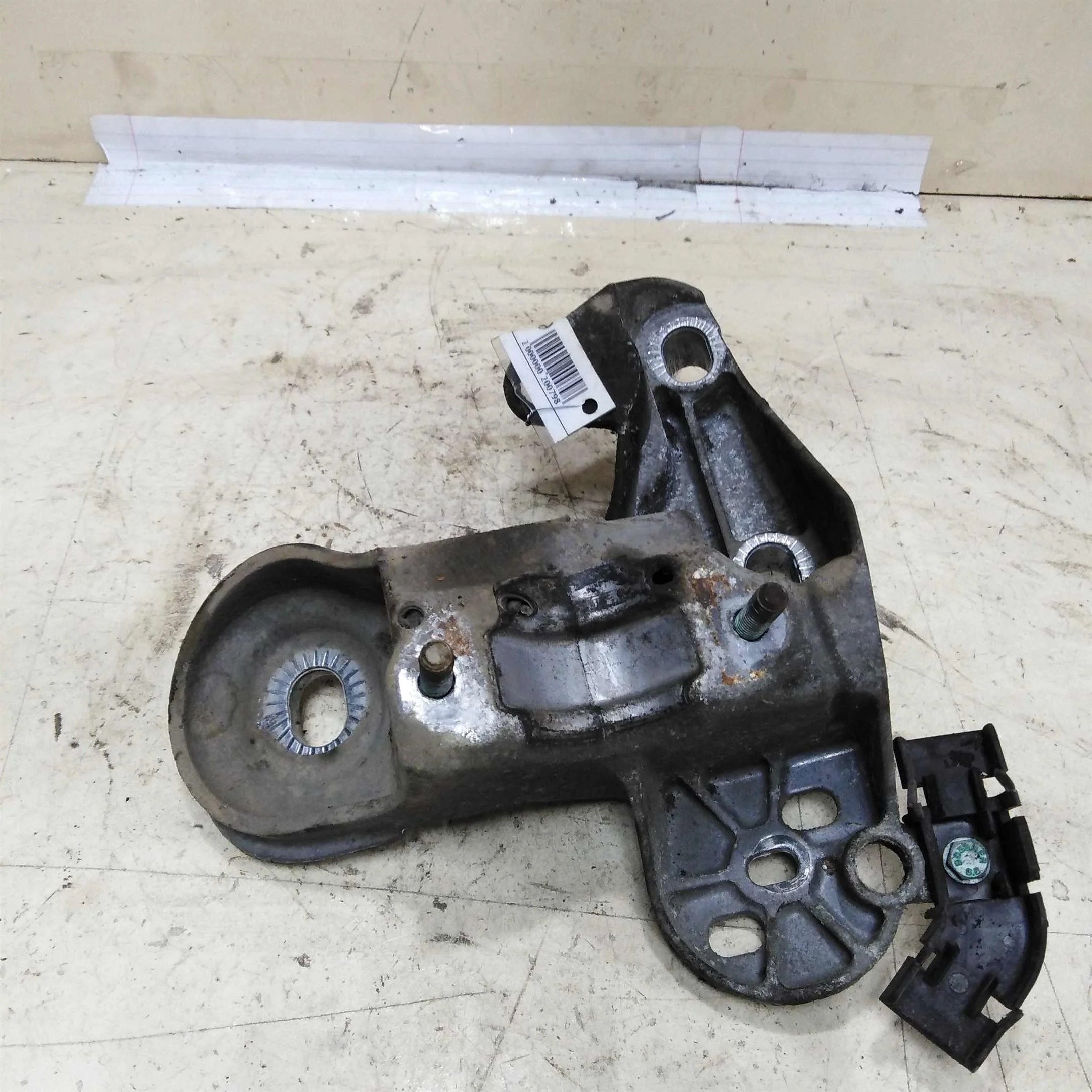 Кронштейн двигателя правый Audi A6 C5 до рест Volkswagen Passat B5   (арт. 50441)
