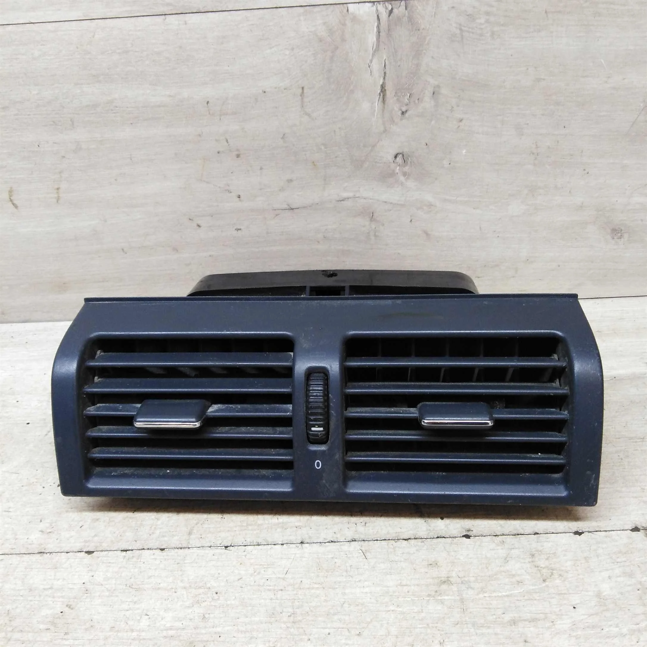 Дефлектор обдува салона центральный Mercedes e-class w210 (арт. 51722)