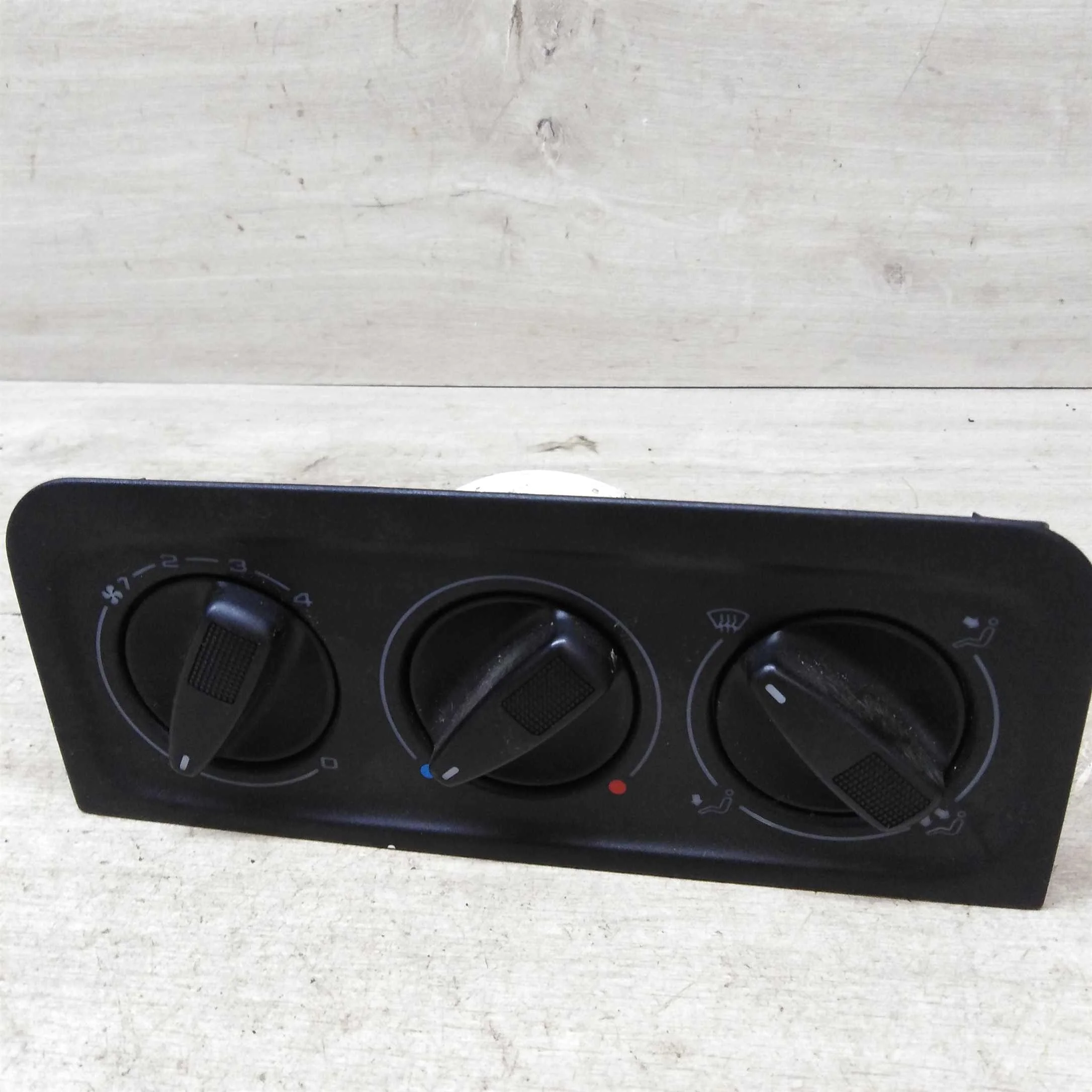 Блок управления печкой Volkswagen Passat B3 (B4) Volkswagen Golf 3 Volkswagen vento ДЕФЕКТ (арт. 51883)