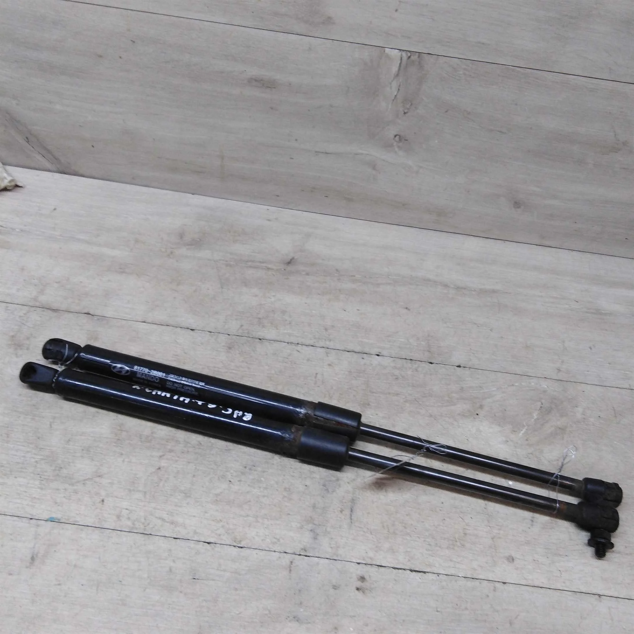 Амортизатор крышки багажника Hyundai Santa Fe II   (арт. 52597)