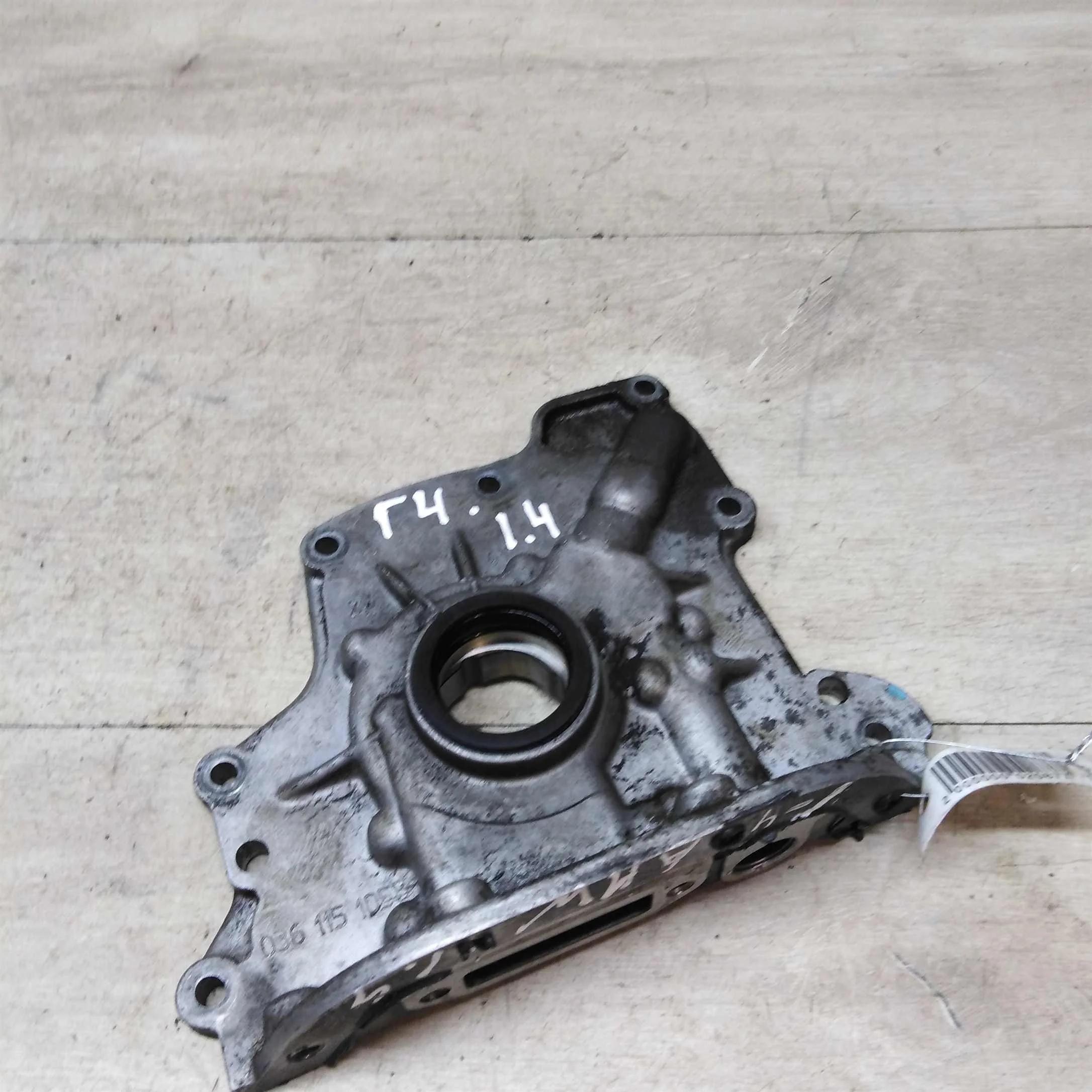 Насос масляный двигателя Volkswagen Golf 4 1.4 AHW (арт. 52781)