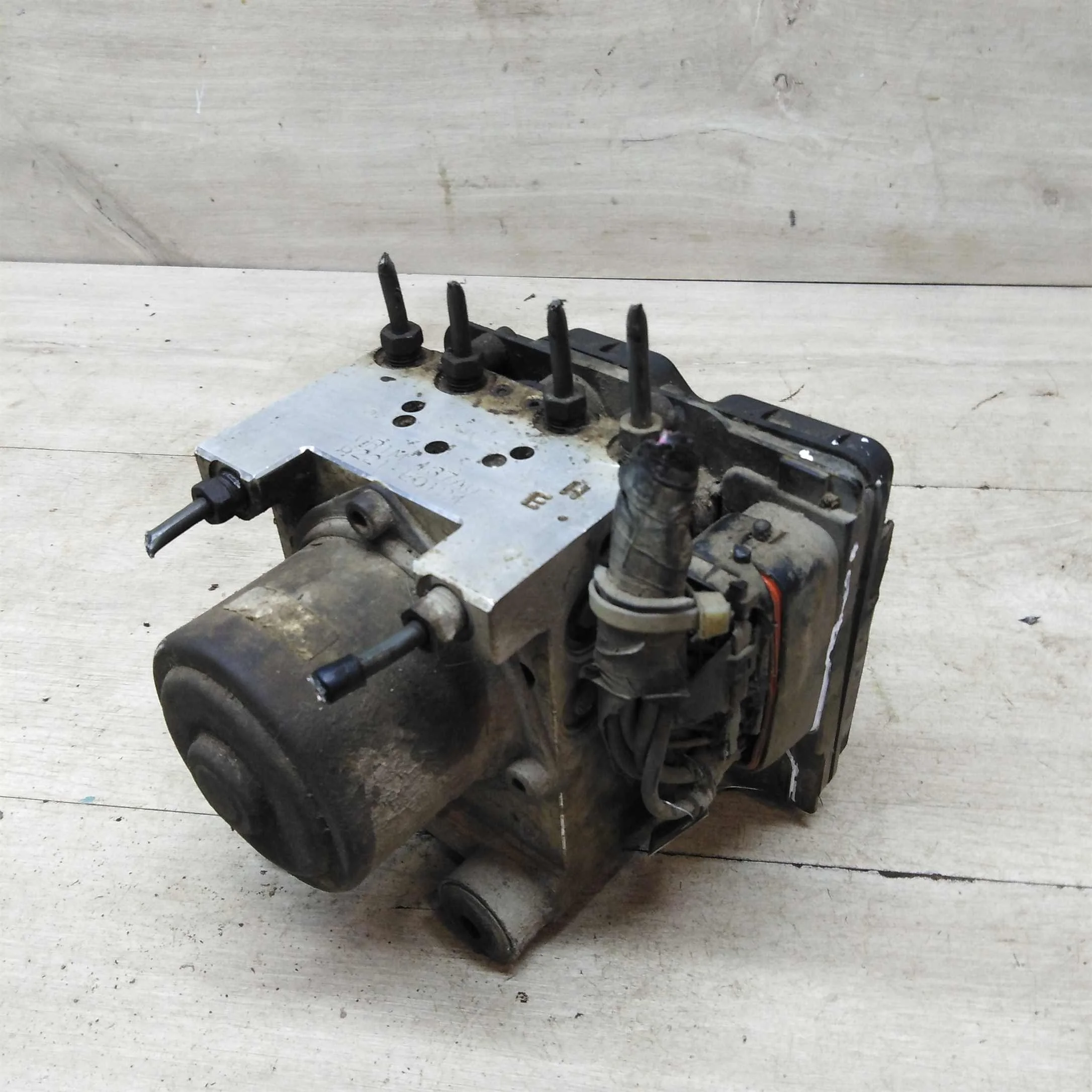 Блок ABS дефект корпуса Mazda 6 GG  (арт. 54238)