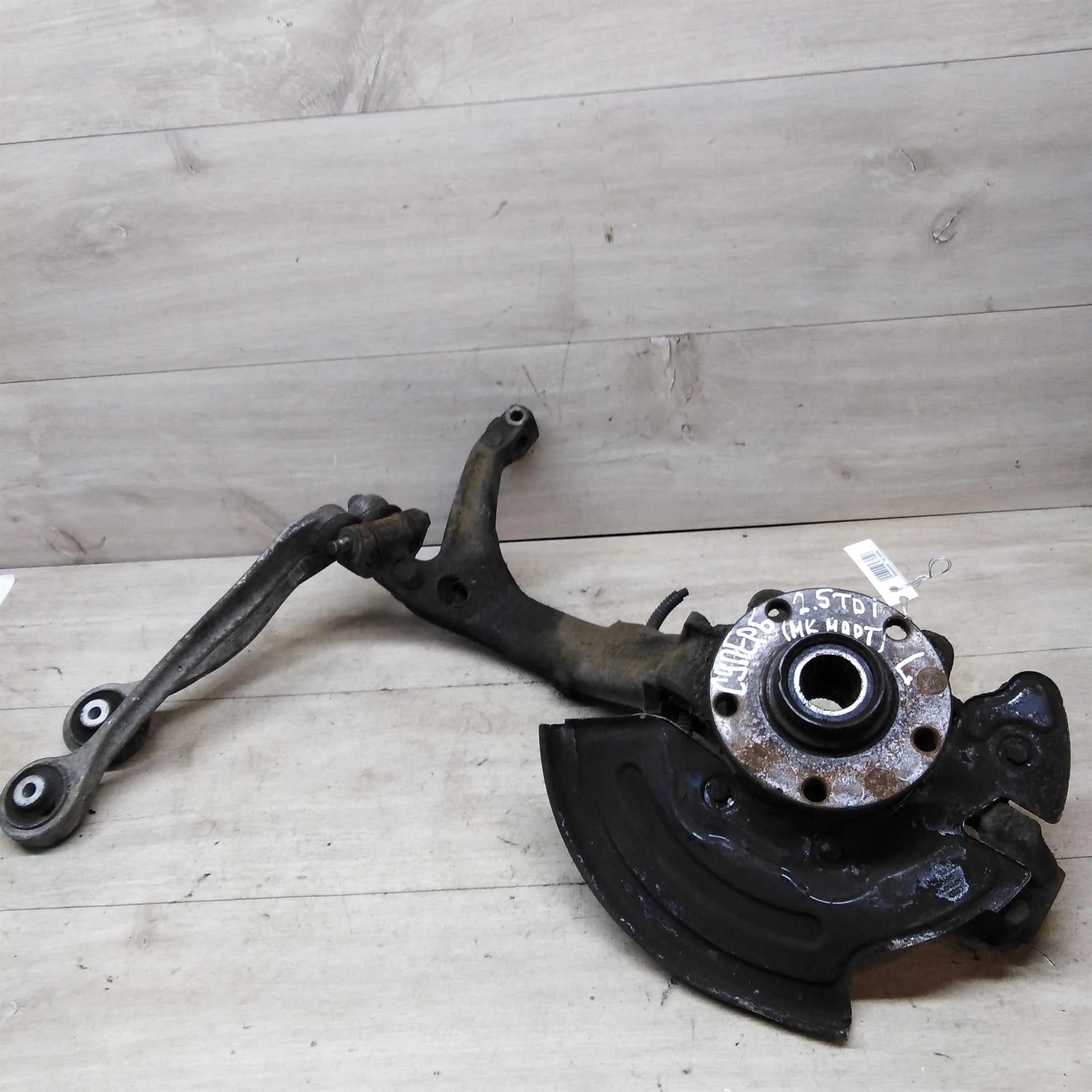 Кулак поворотный передний левый Skoda Superb 2002 г.в. Volkswagen Passat B5 (B5 GP) Audi A4 B5 (B6) Audi A6 C5 ступица (арт. 55521)