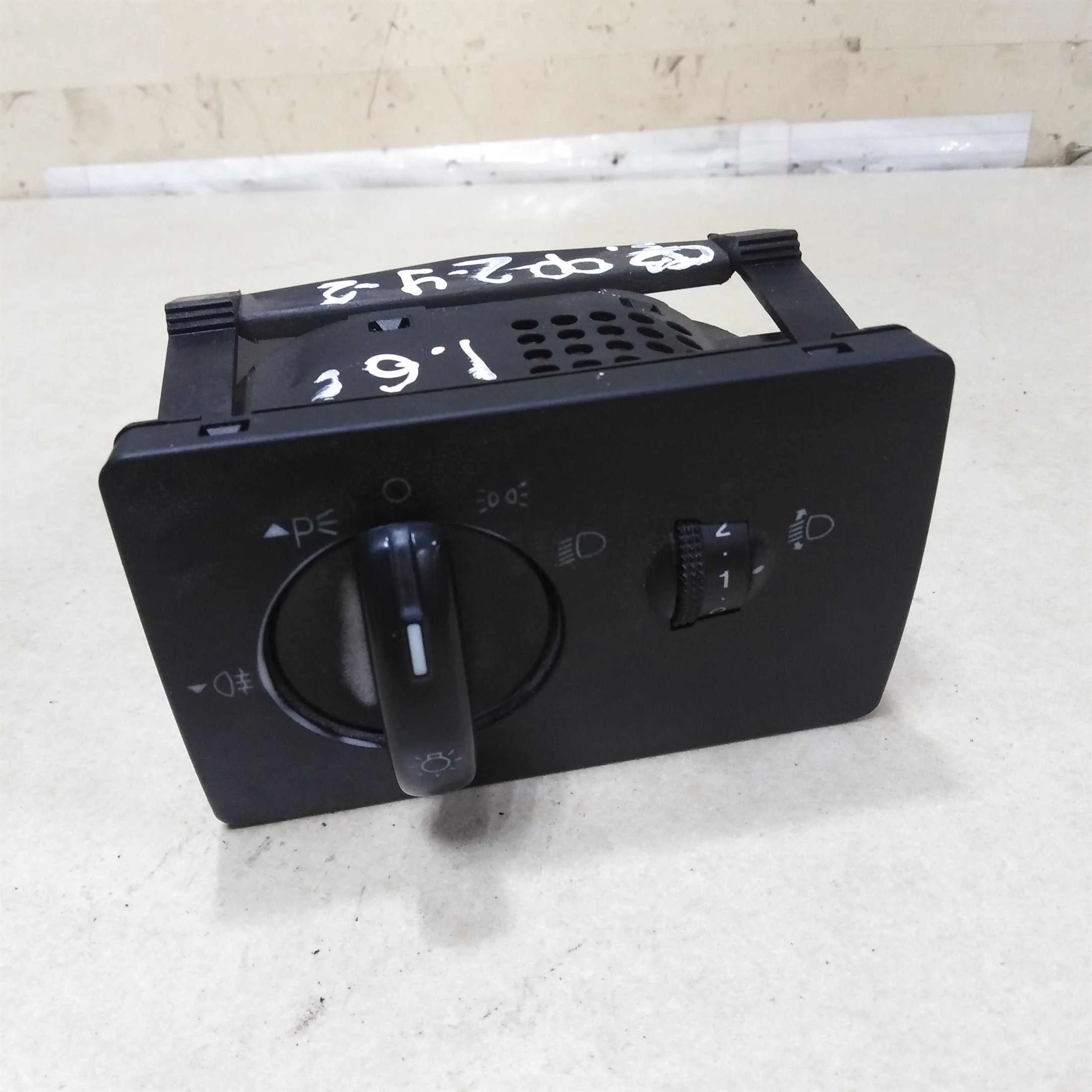 Блок управления светом Ford Focus 2 РЕСТ с противотуманными фарами (арт. 57409)