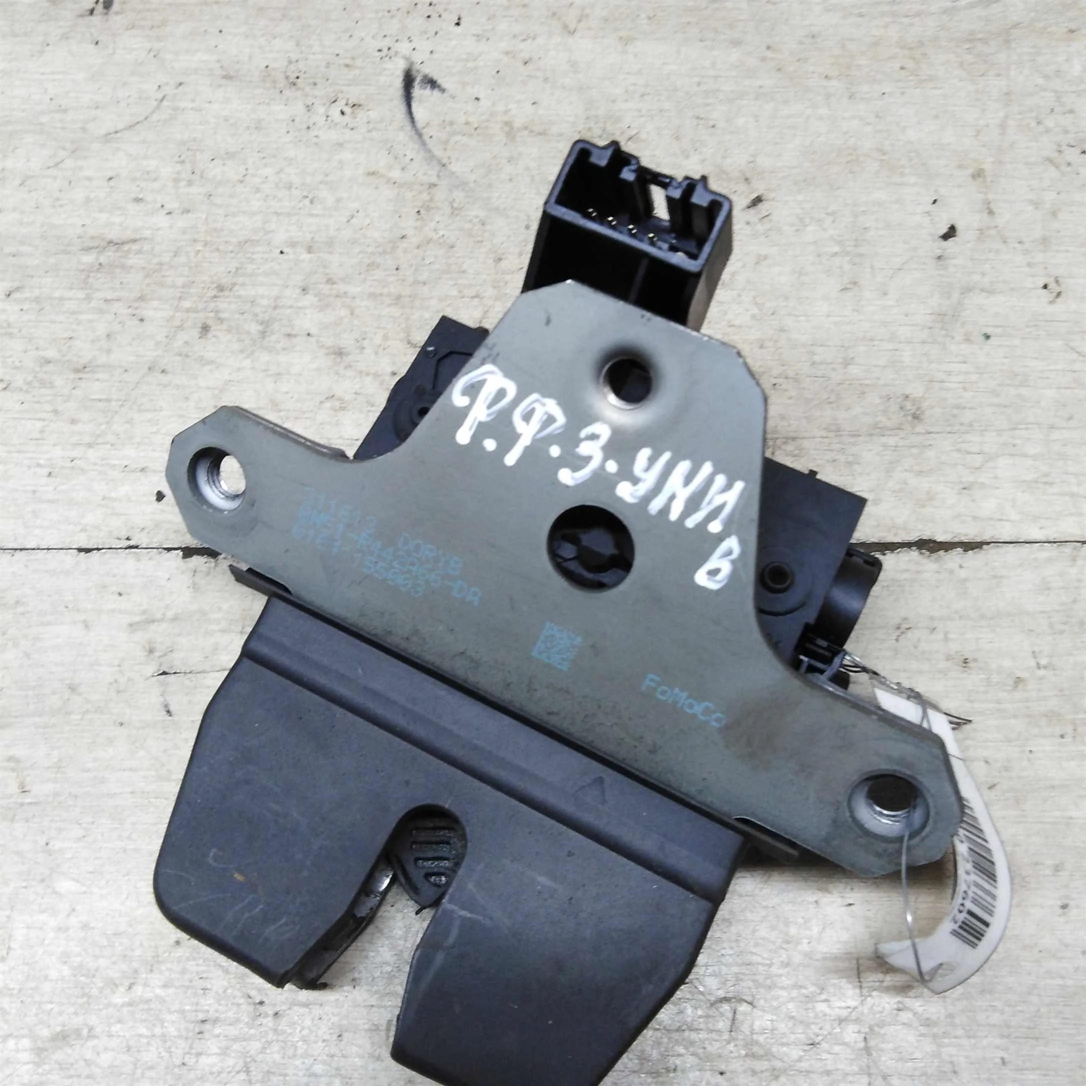 Замок крышки багажника Ford Focus 3 универсал  (арт. 58582)