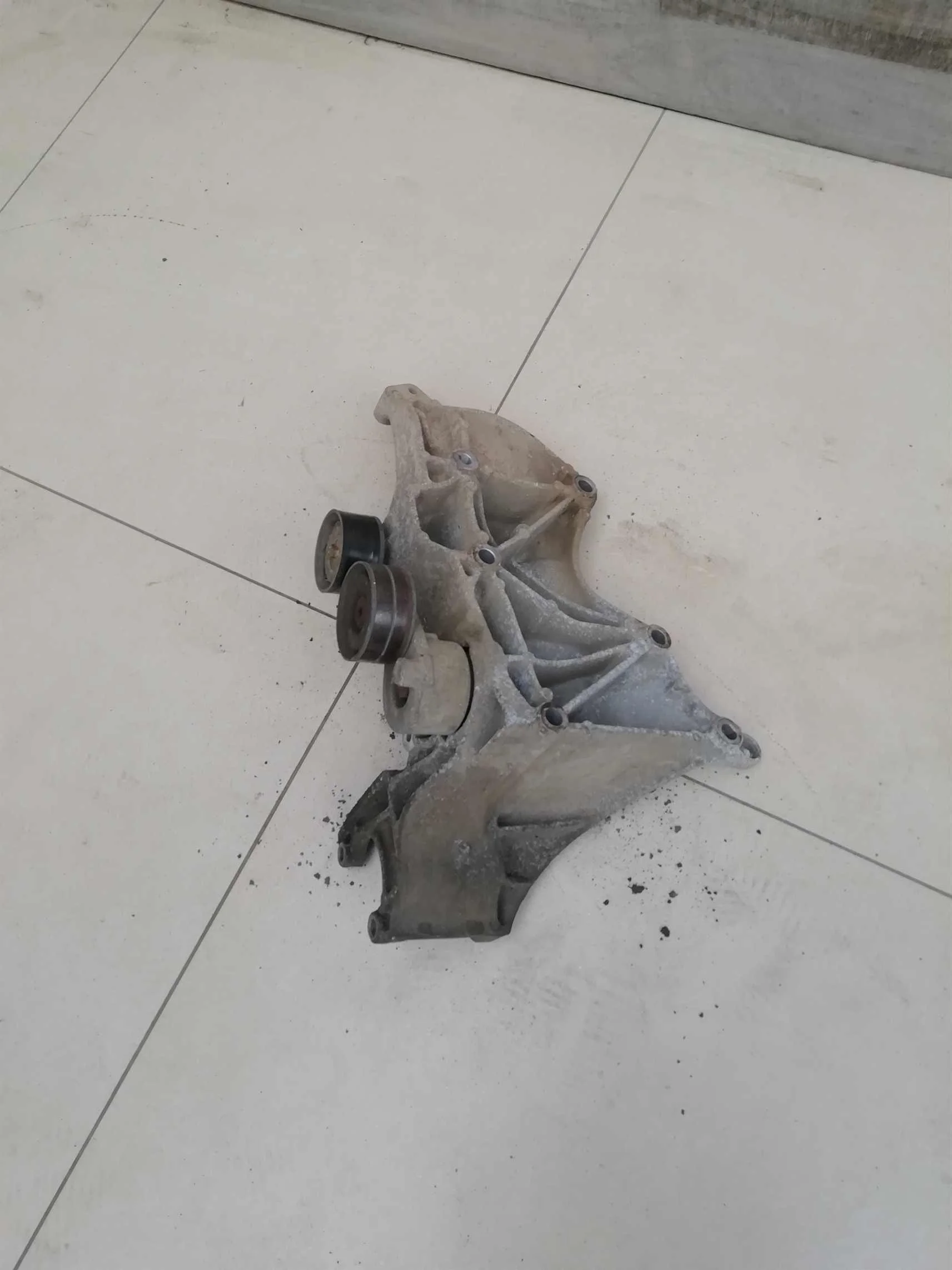 Кронштейн крепление кондиционера генератора Renault Duster I 2012 г.в. 2.0i F4RB (арт. 58806)