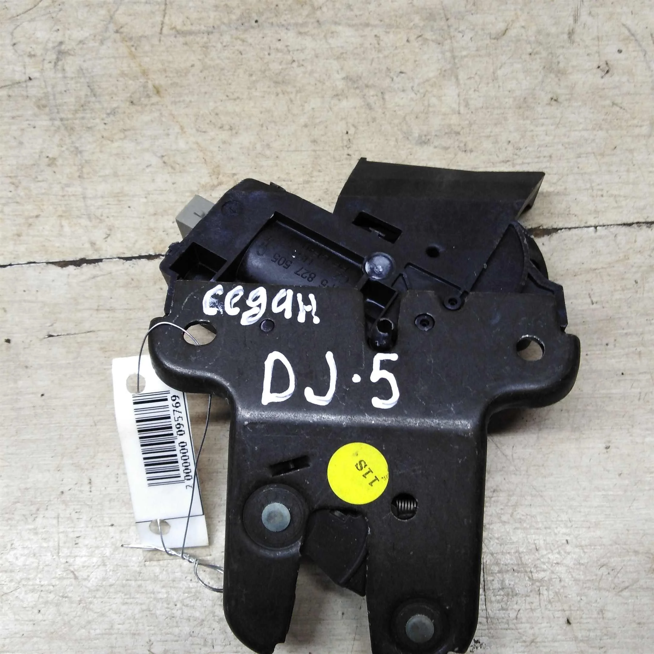 Замок крышки багажника седан Volkswagen Jetta 5 (арт. 60471)