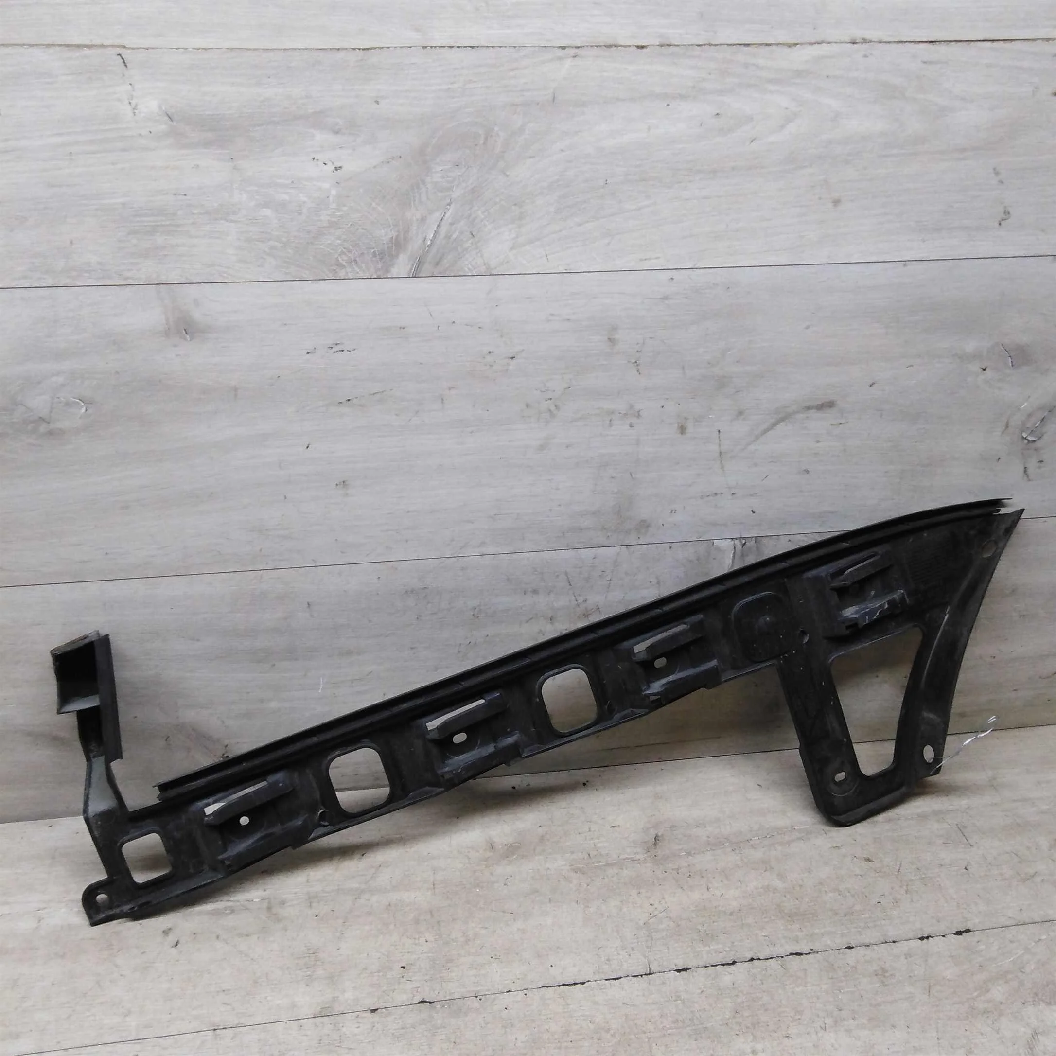 Кронштейн правый крепления заднего бампера седан Volkswagen Passat B6 (арт. 60817)