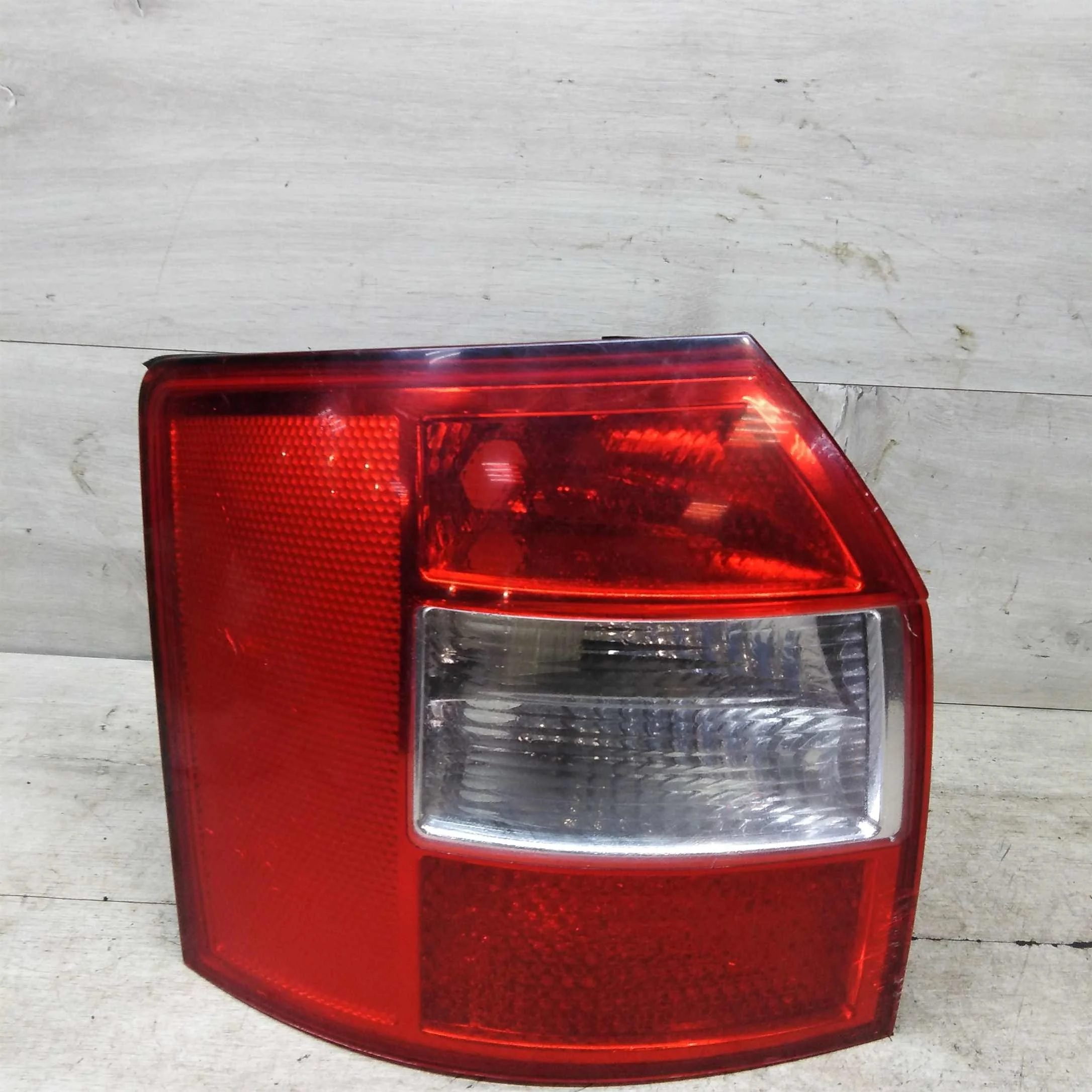 Фонарь задний левый Audi A4 B6 8E универсал дефект (арт. 62931)