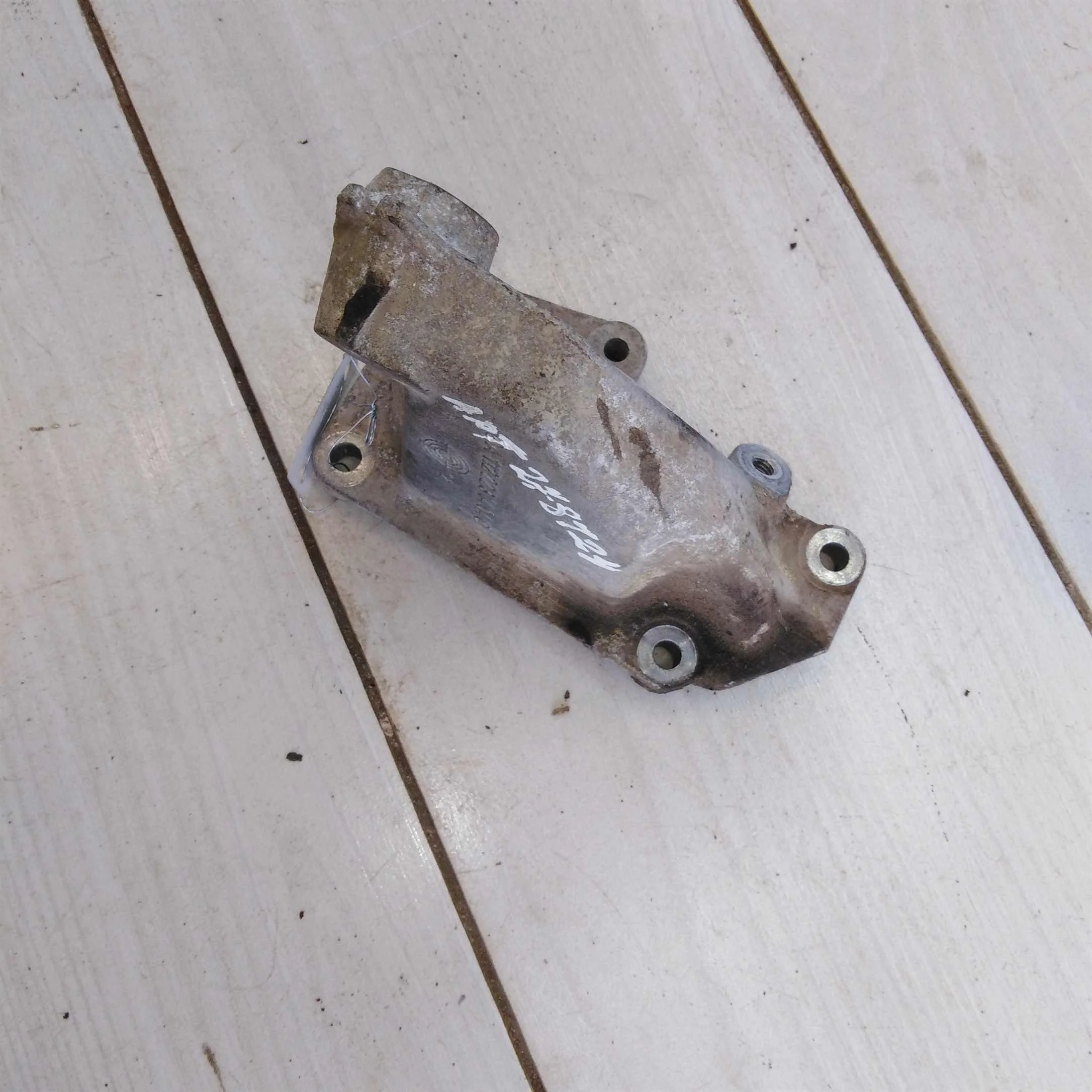 Кронштейн двигателя левый Mercedes e-class E210 E240 (арт. 64235)