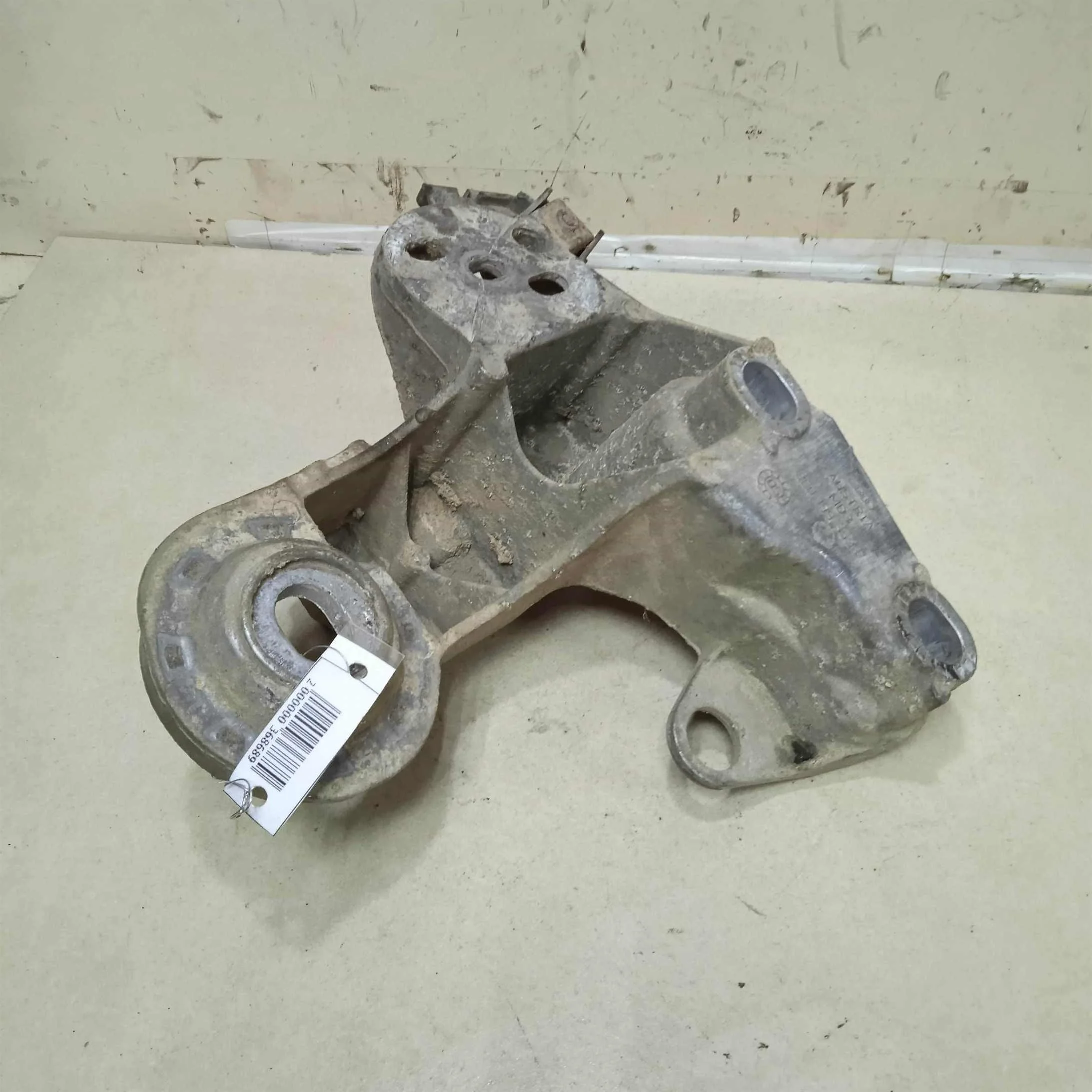 Кронштейн двигателя правый Skoda Superb  (арт. 64486)