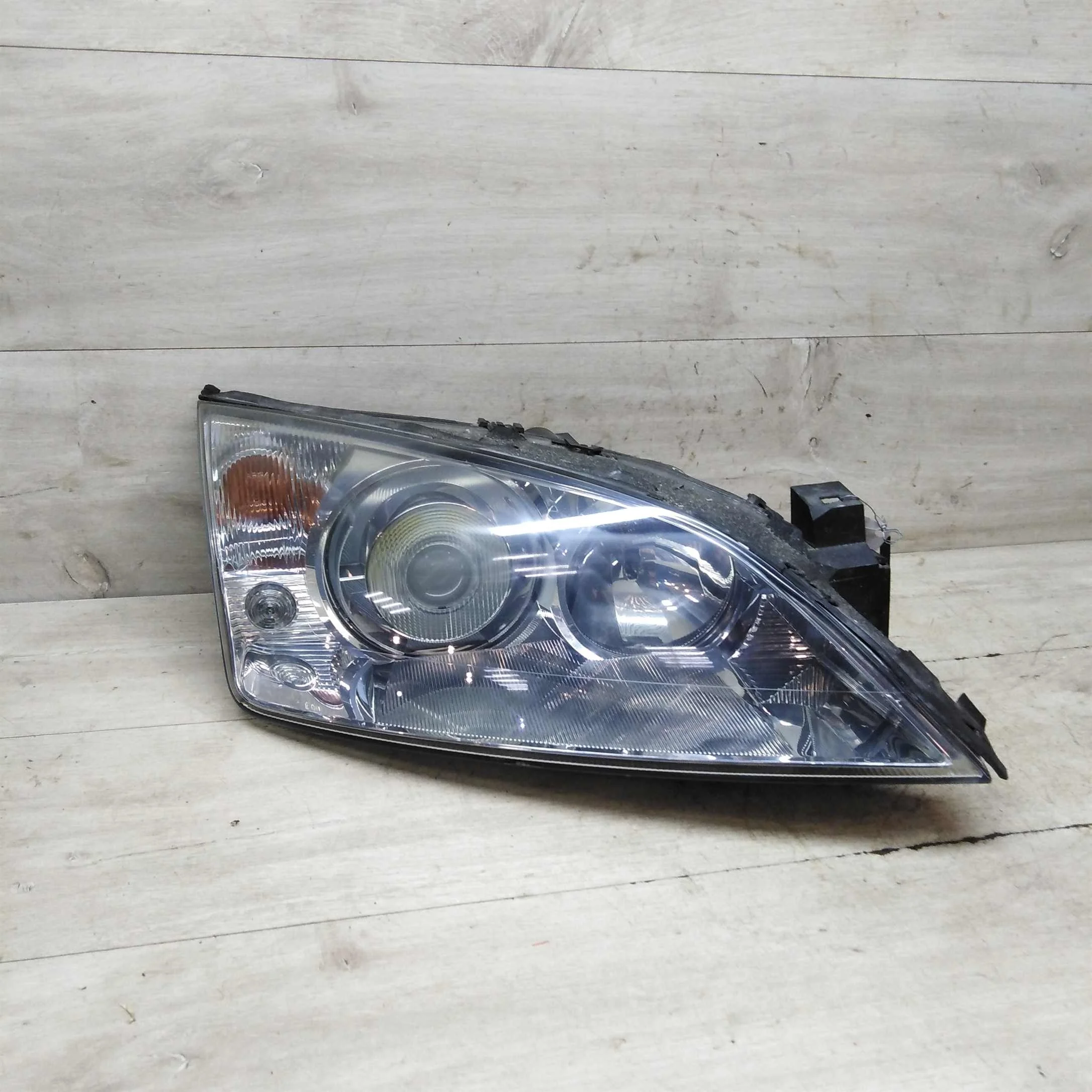 Фара правая Ford Mondeo 3 ксенон 0301174272 (арт. 64920)