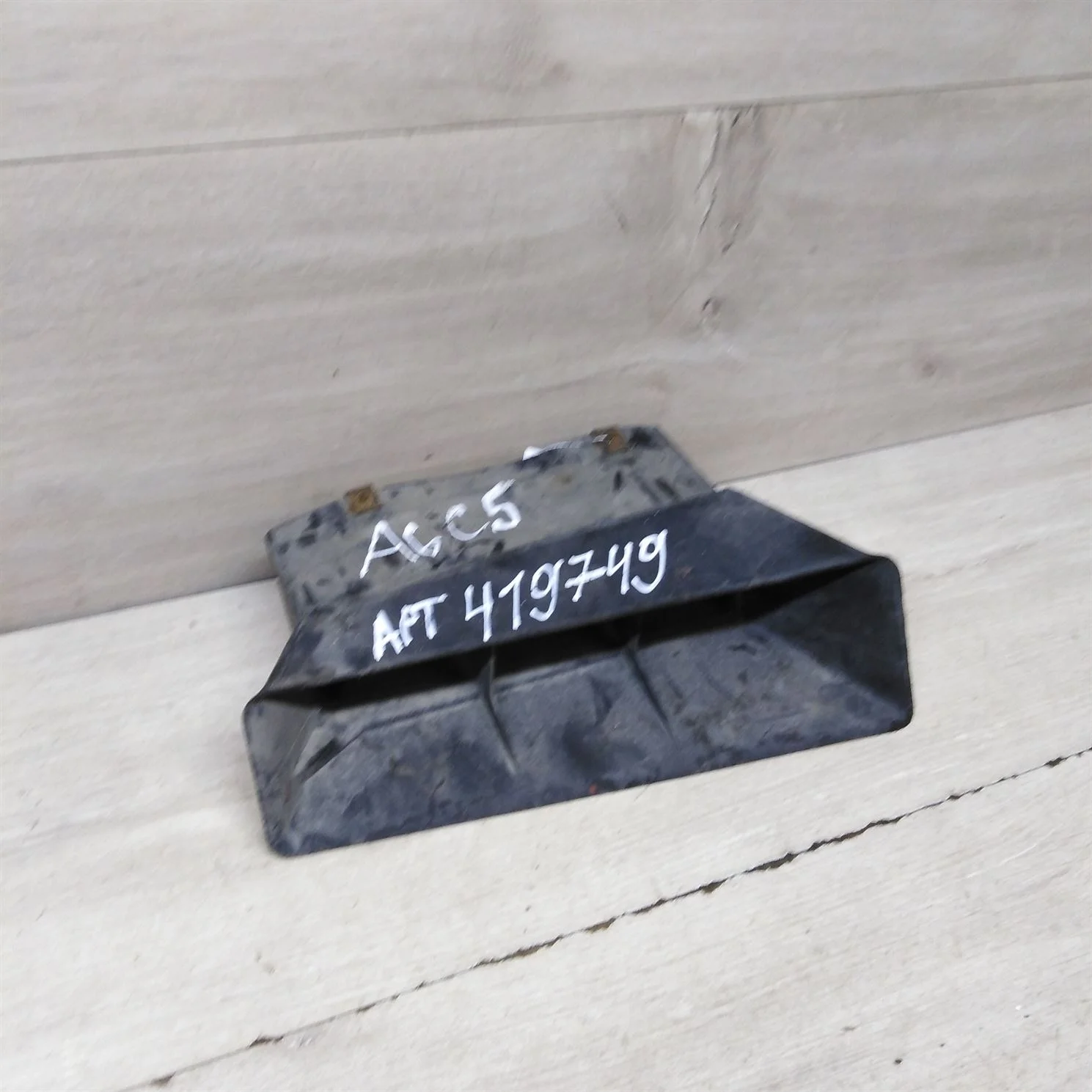 Заборник воздуха Audi A6 C5 2.8i ACK (нав) (арт. 65084)