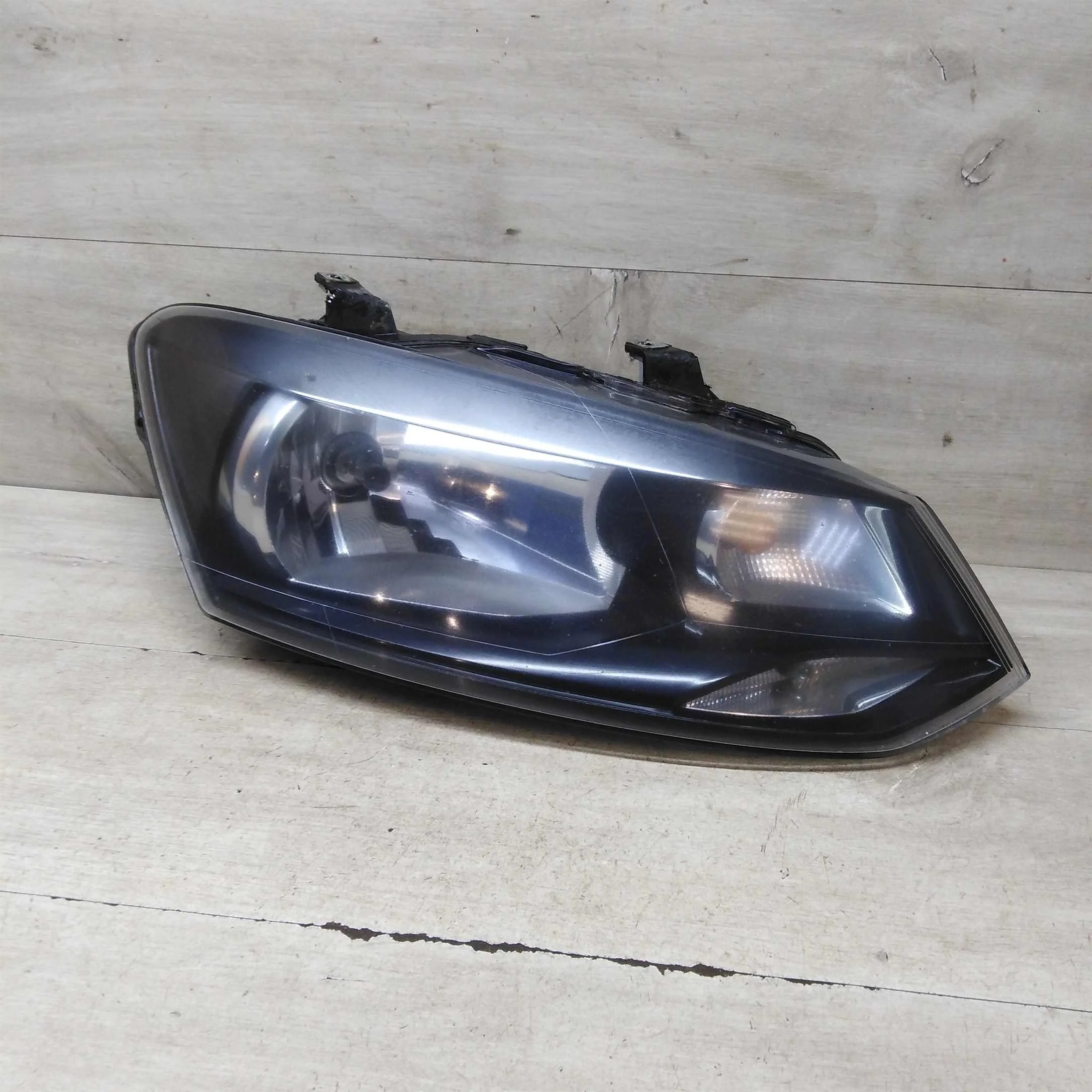 Фара правая Volkswagen Polo V Sedan    (арт. 71252)