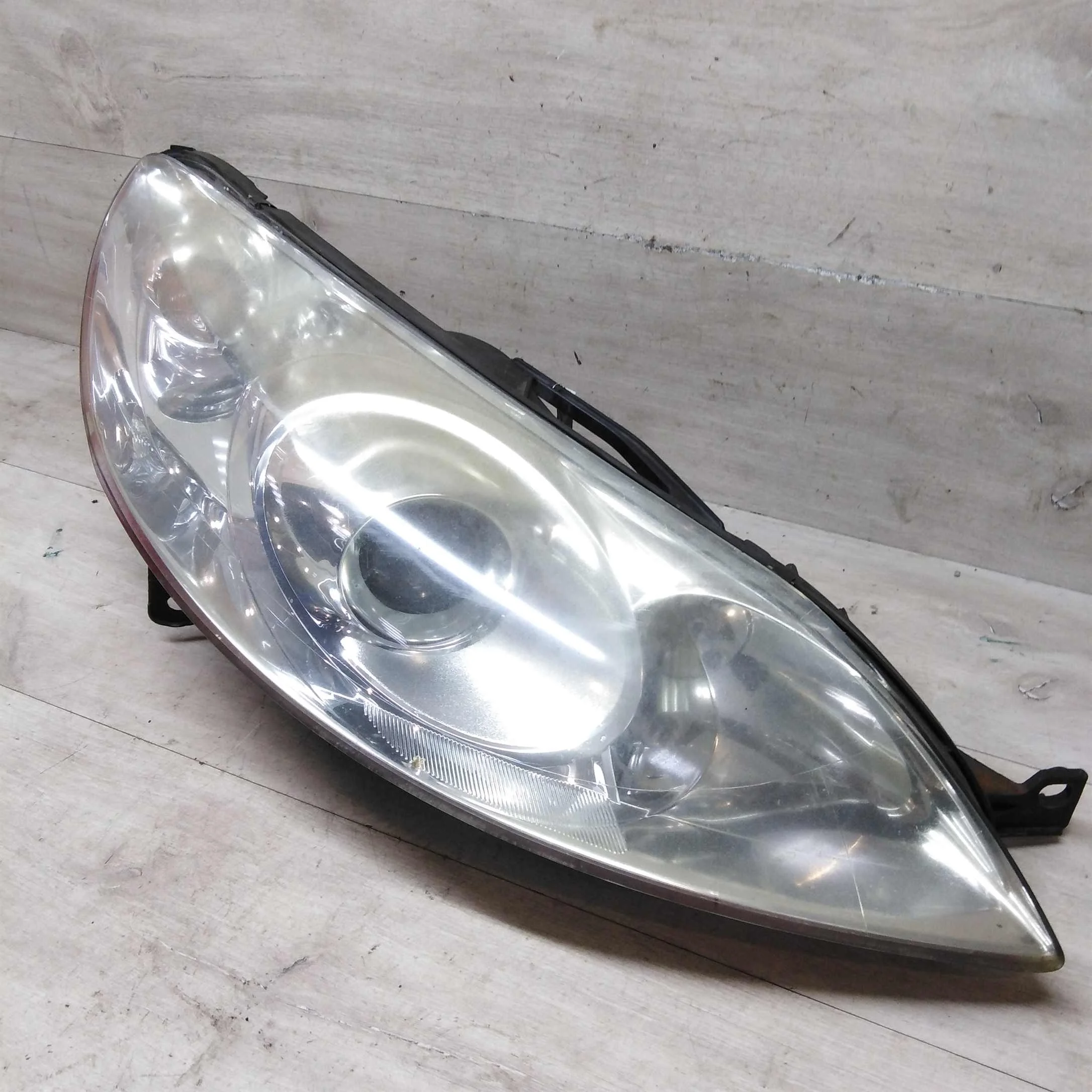 Фара передняя правая Peugeot 407 ксенон   (арт. 75255)