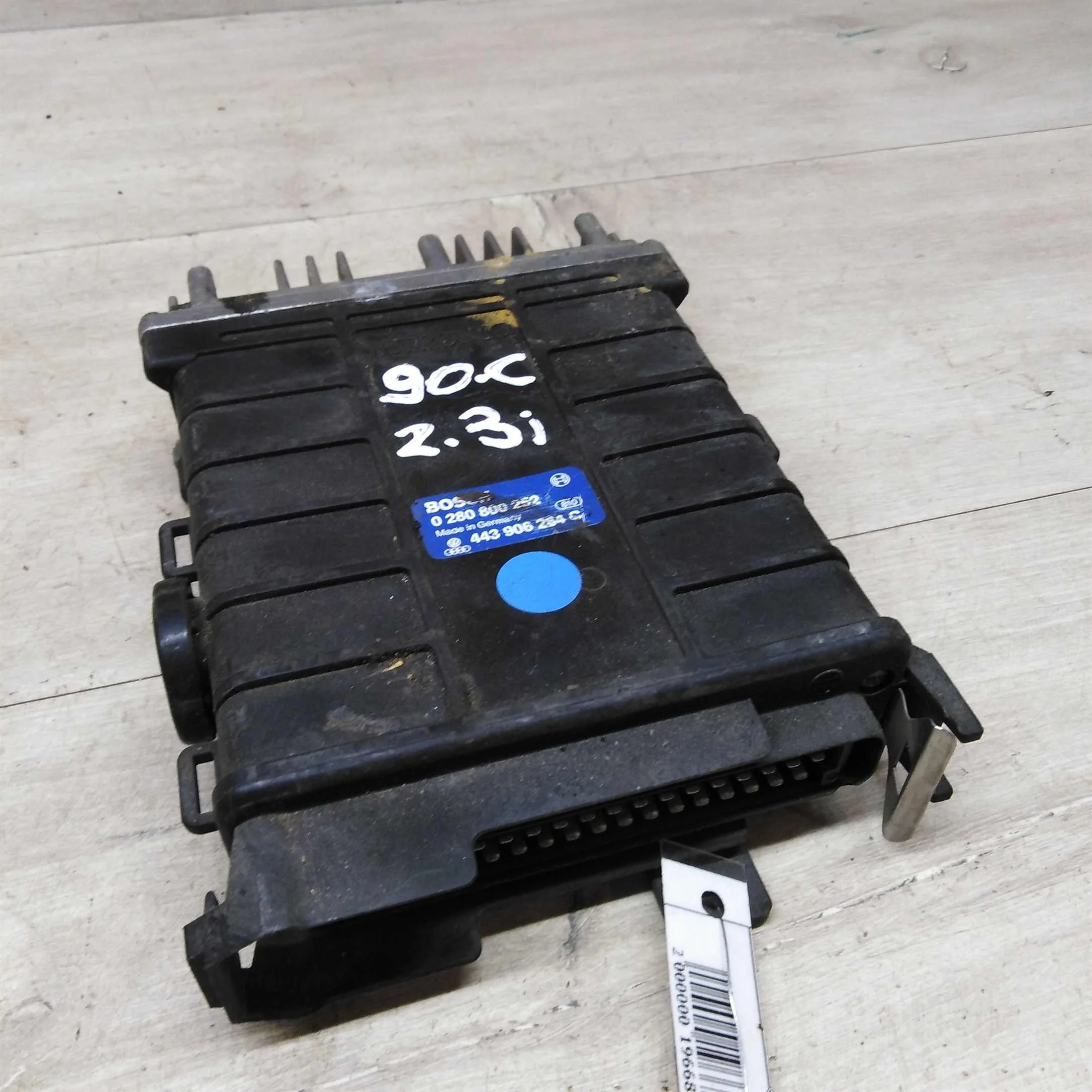 Блок управления двигателем Audi 80 B4 (арт. 76210)