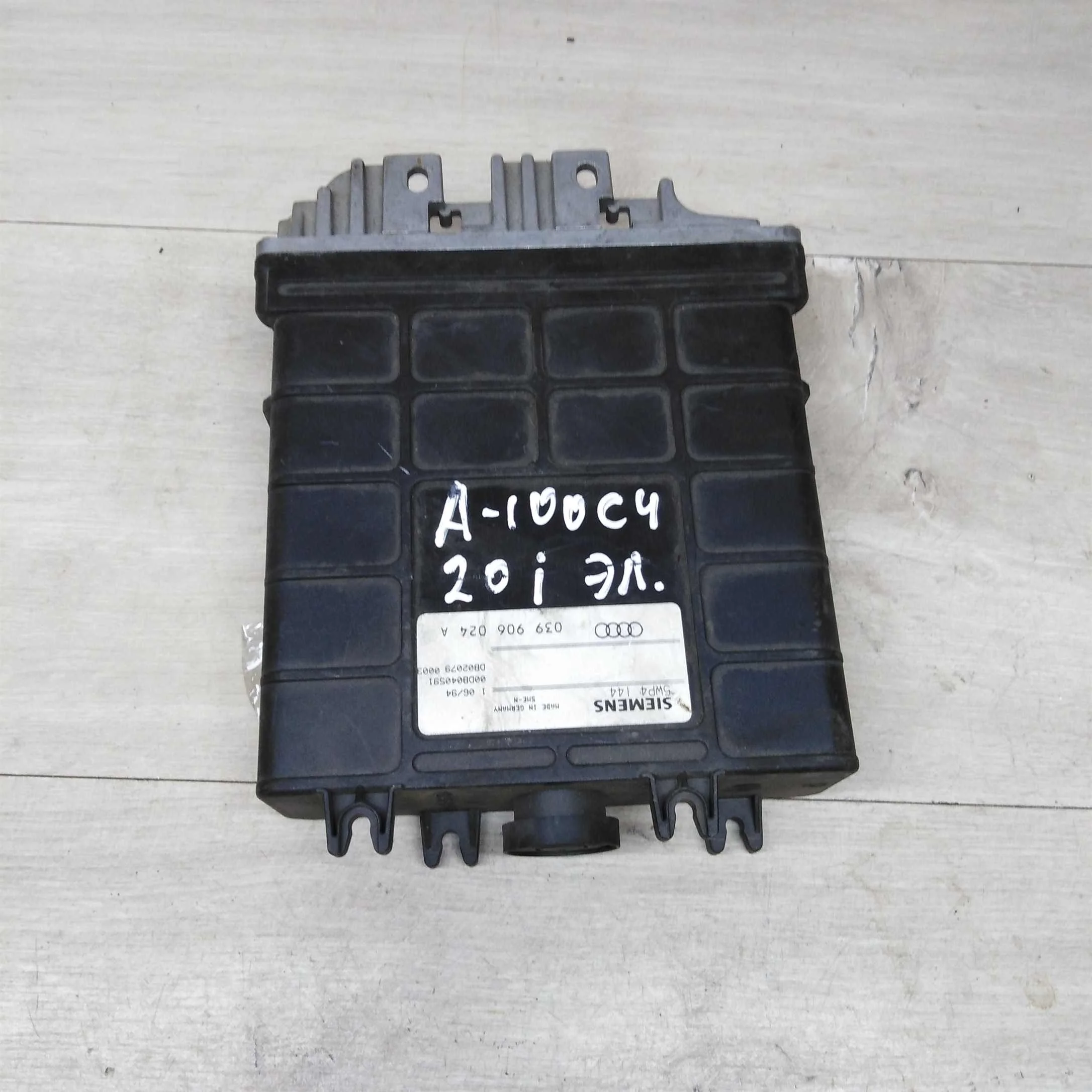 Блок управления двигателем Audi 100 C4 (арт. 76872)