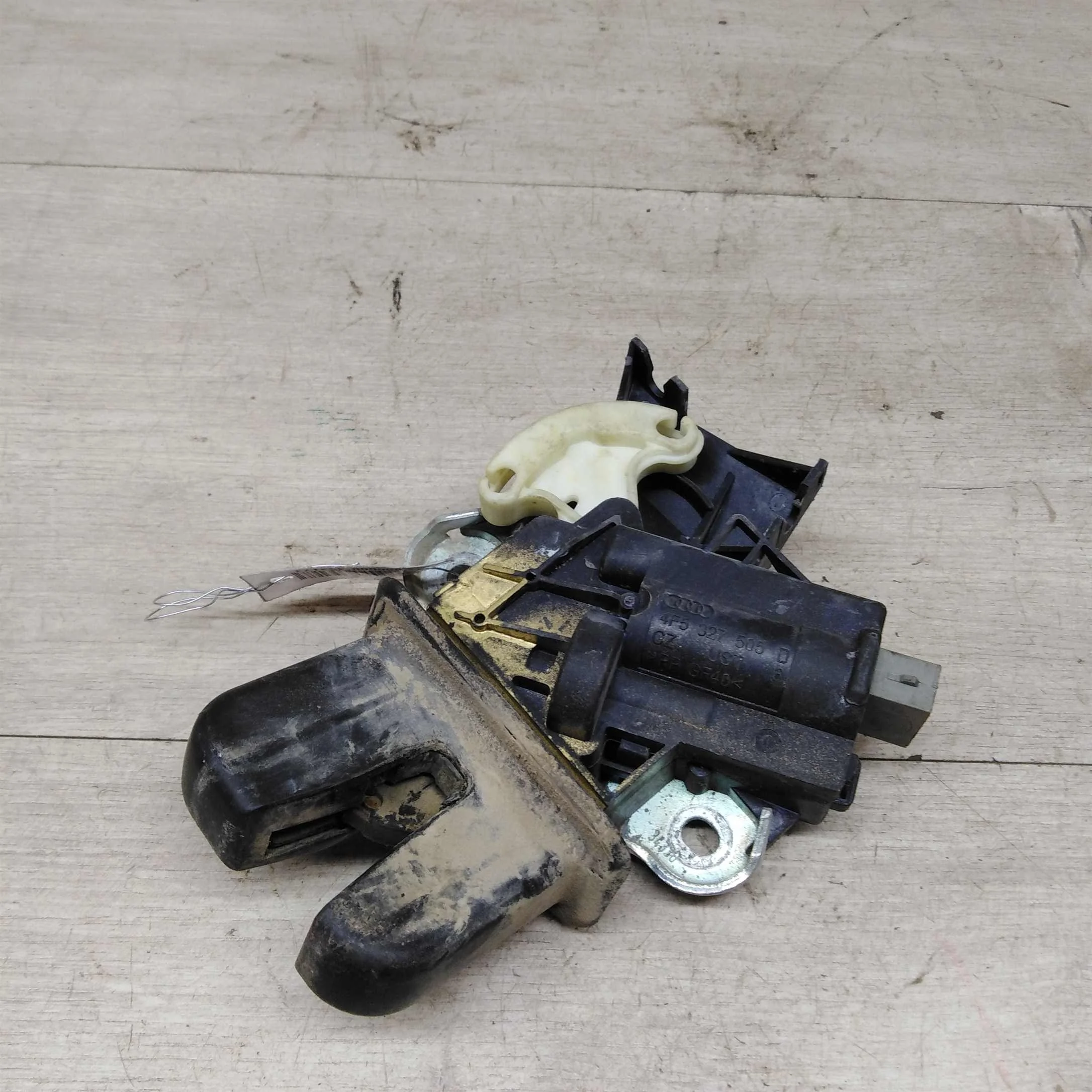 Замок багажника седан Volkswagen Passat B6 (арт. 77089)