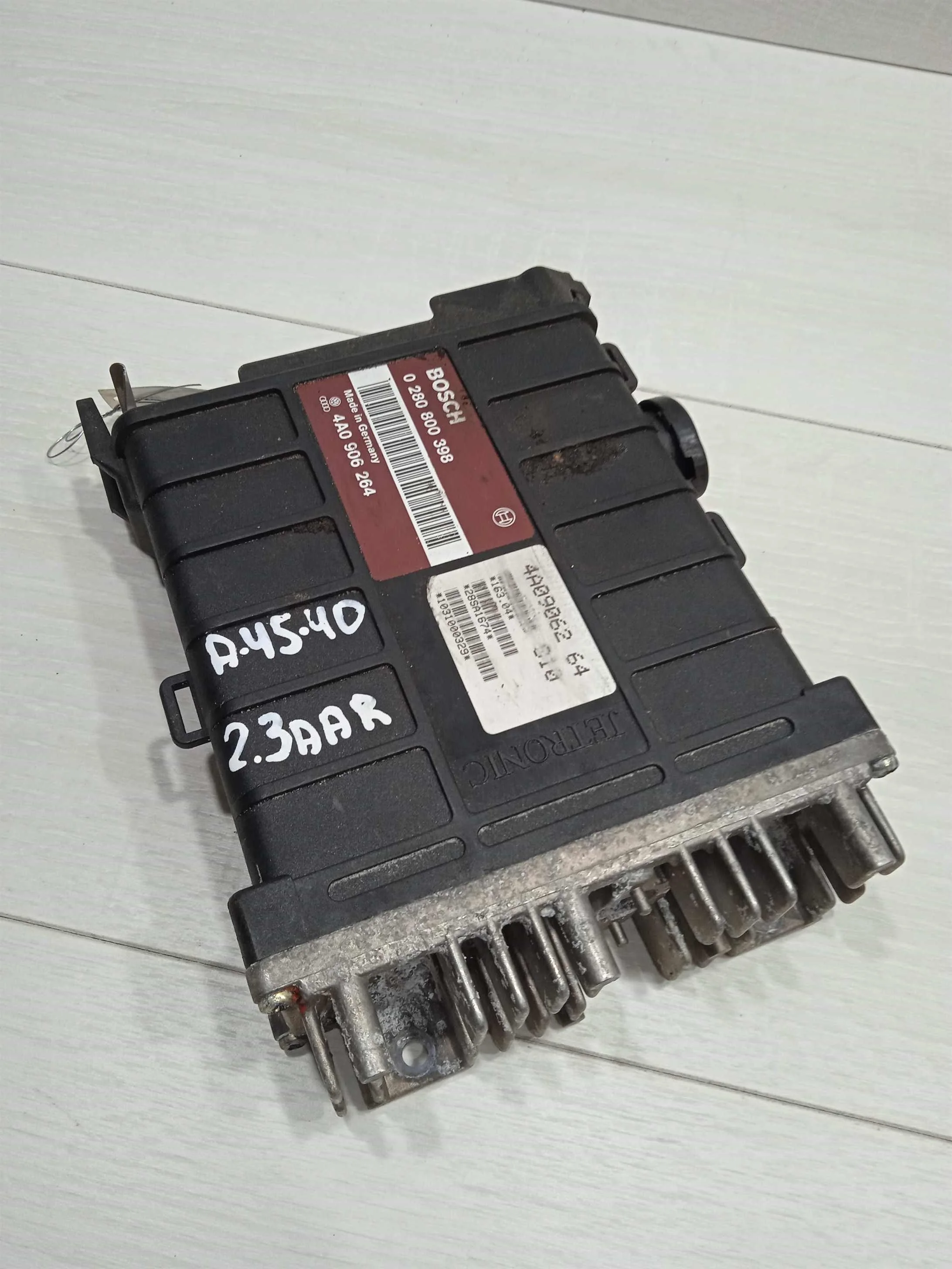 Блок управления двигателем 2.3 aar Audi 100 C4   (арт. 80997)