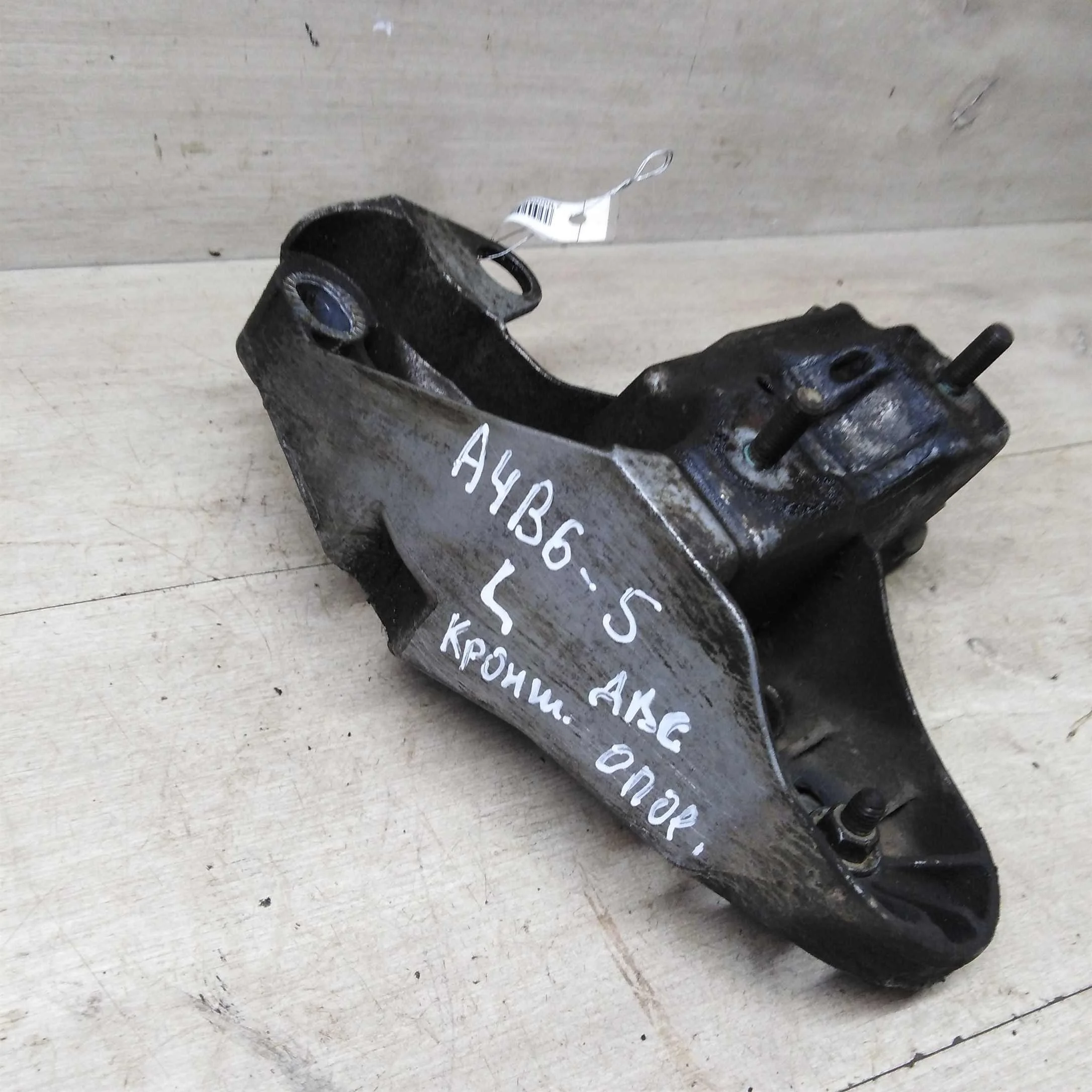 Кронштейн двигателя левый Audi A4 B6, Audi A4 B7    (арт. 82661)