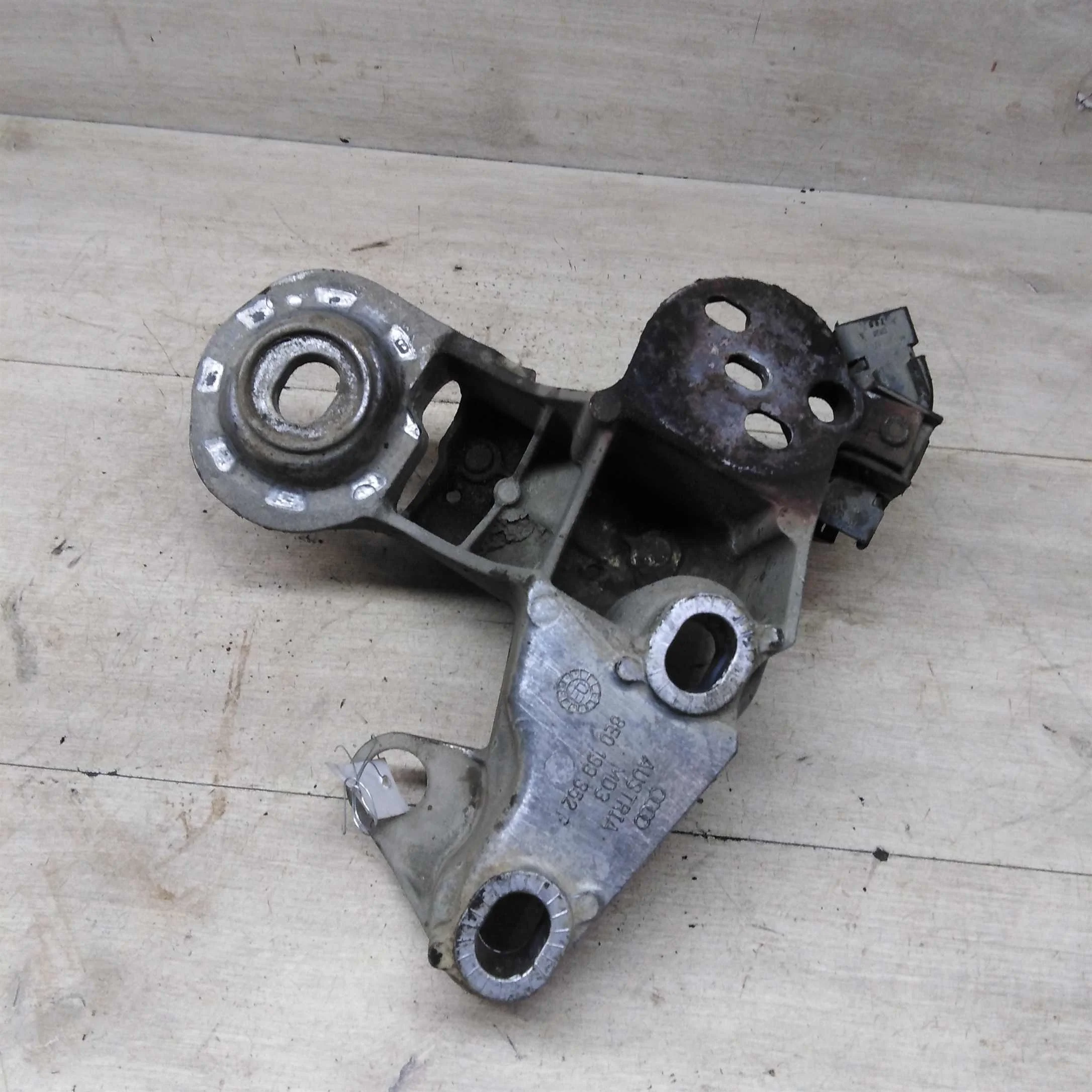 Кронштейн двигателя правый Audi A4 B6, Audi A4 B7 (арт. 82723)