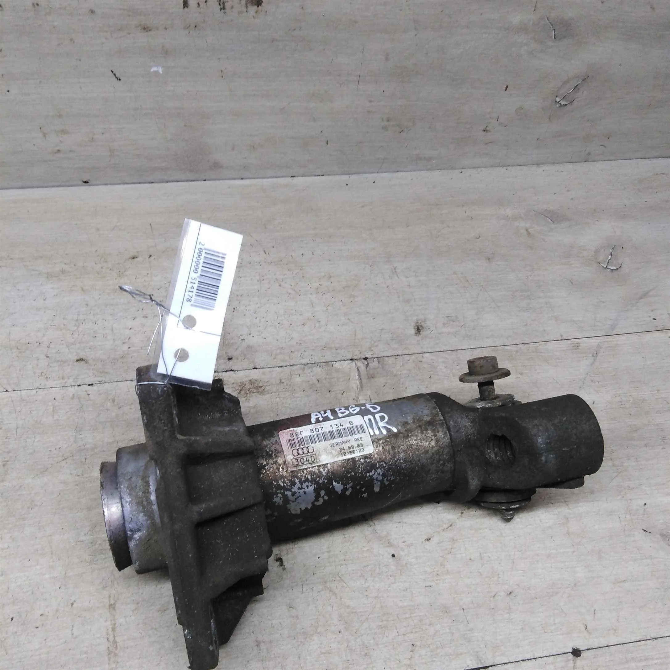 Кронштейн правый крепления переднего бампера Audi A4 B6   (арт. 82975)