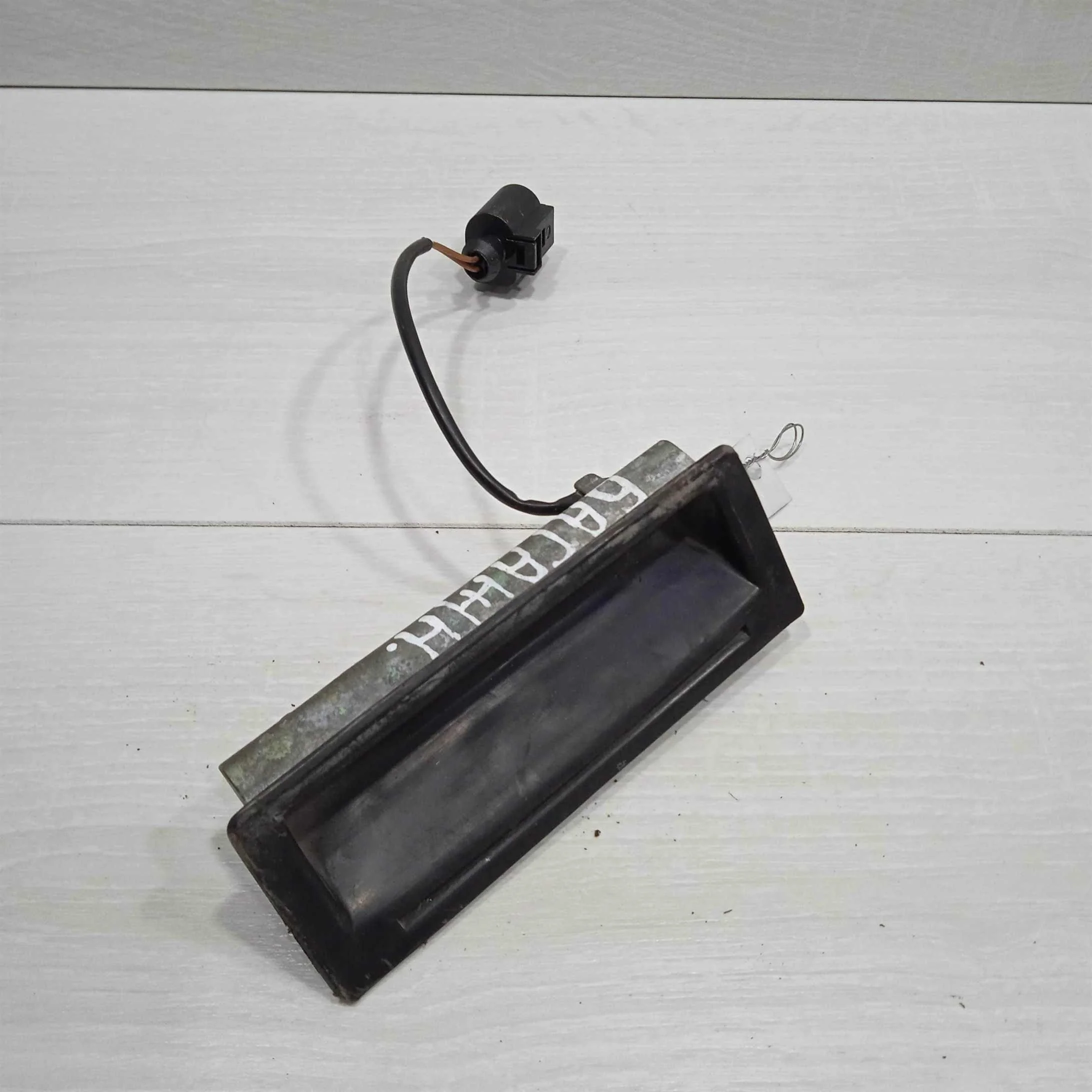 Ручка крышки багажника Volkswagen Golf 4 универсал (арт. 83610)