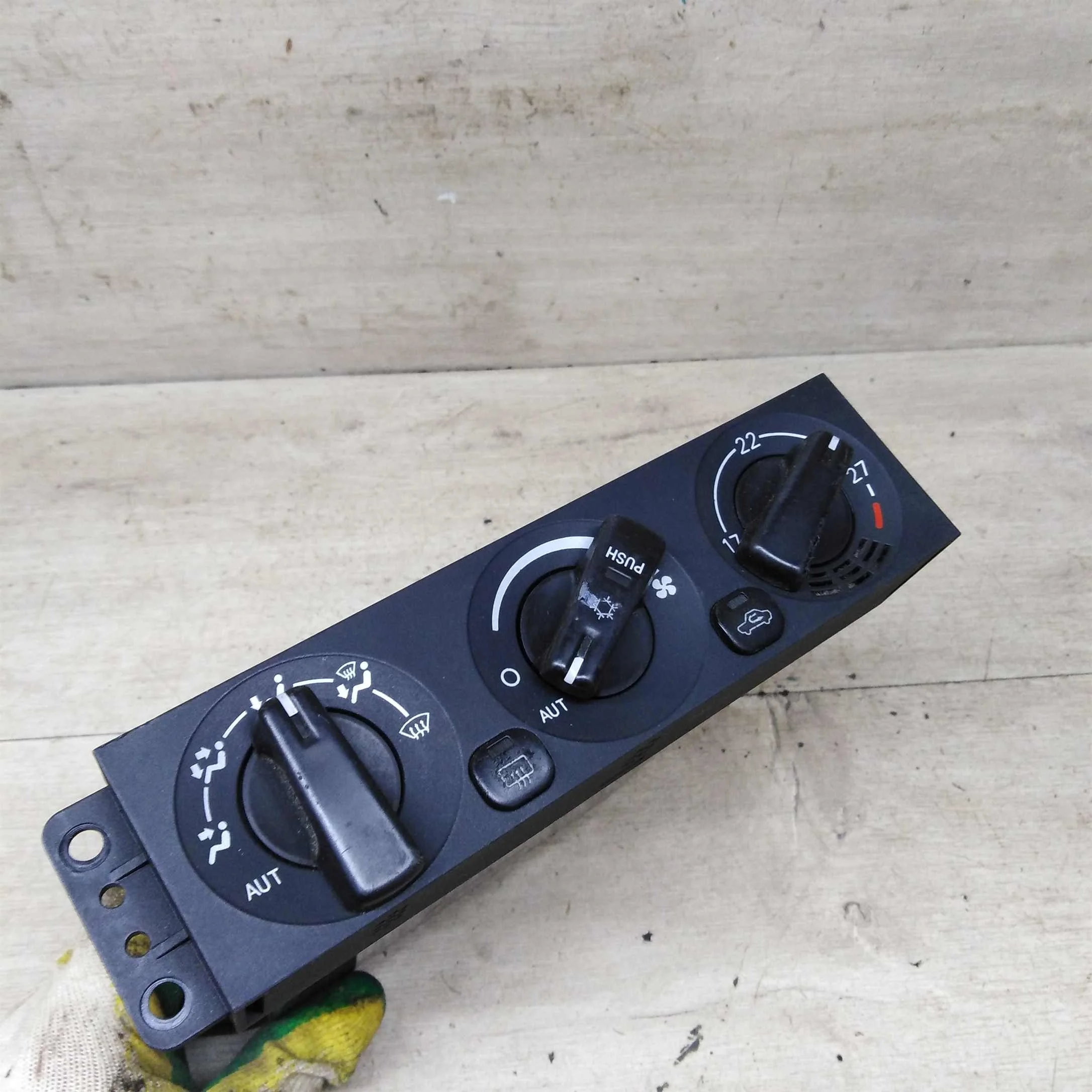 Блок управления печкой Mitsubishi Carisma I (арт. 85108)