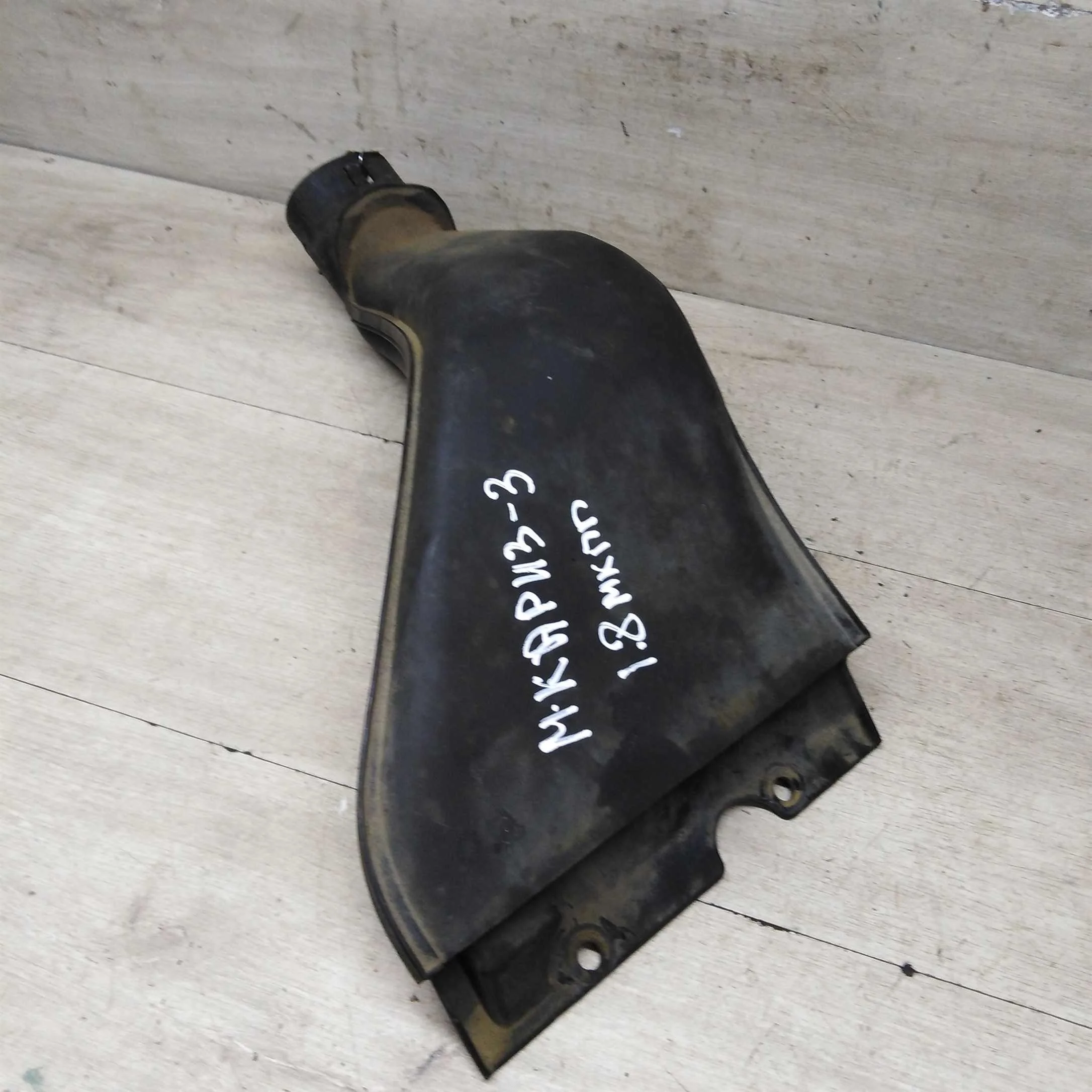 Заборник воздуха Mitsubishi Carisma I (арт. 85119)