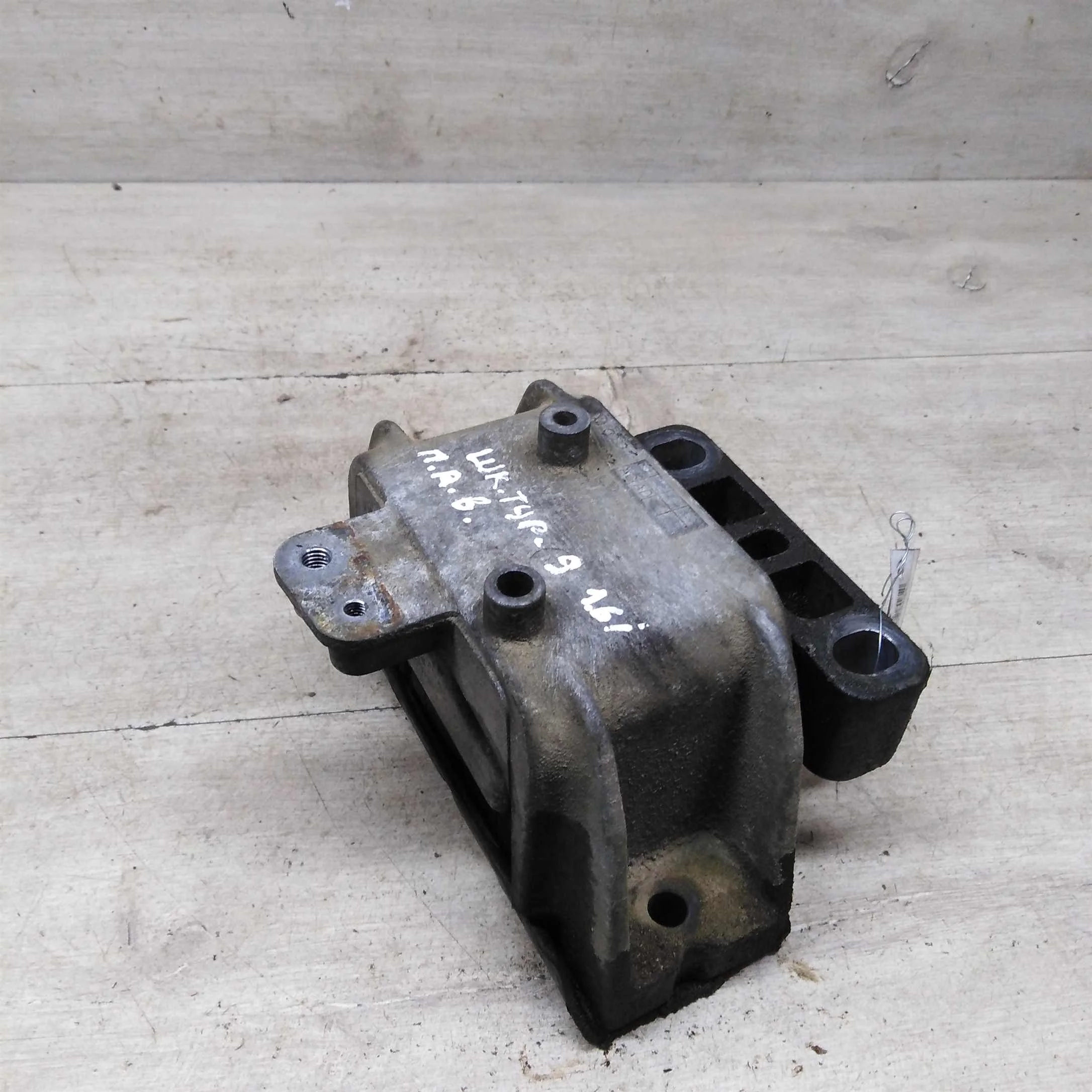 Опора двигателя правая Volkswagen Golf 4 Volkswagen Bora Skoda Octavia I (A4)  (арт. 85888)