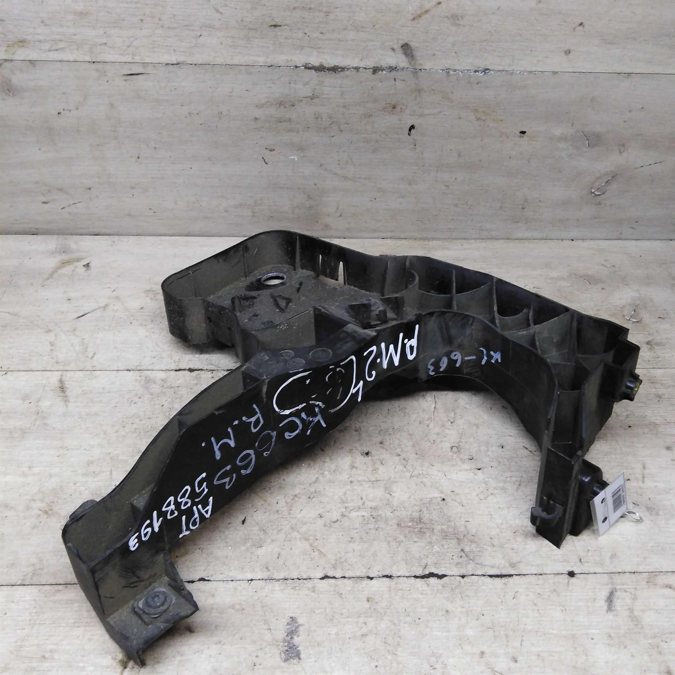 Кронштейн левый передний панели Renault Megane II  (арт. 89041)