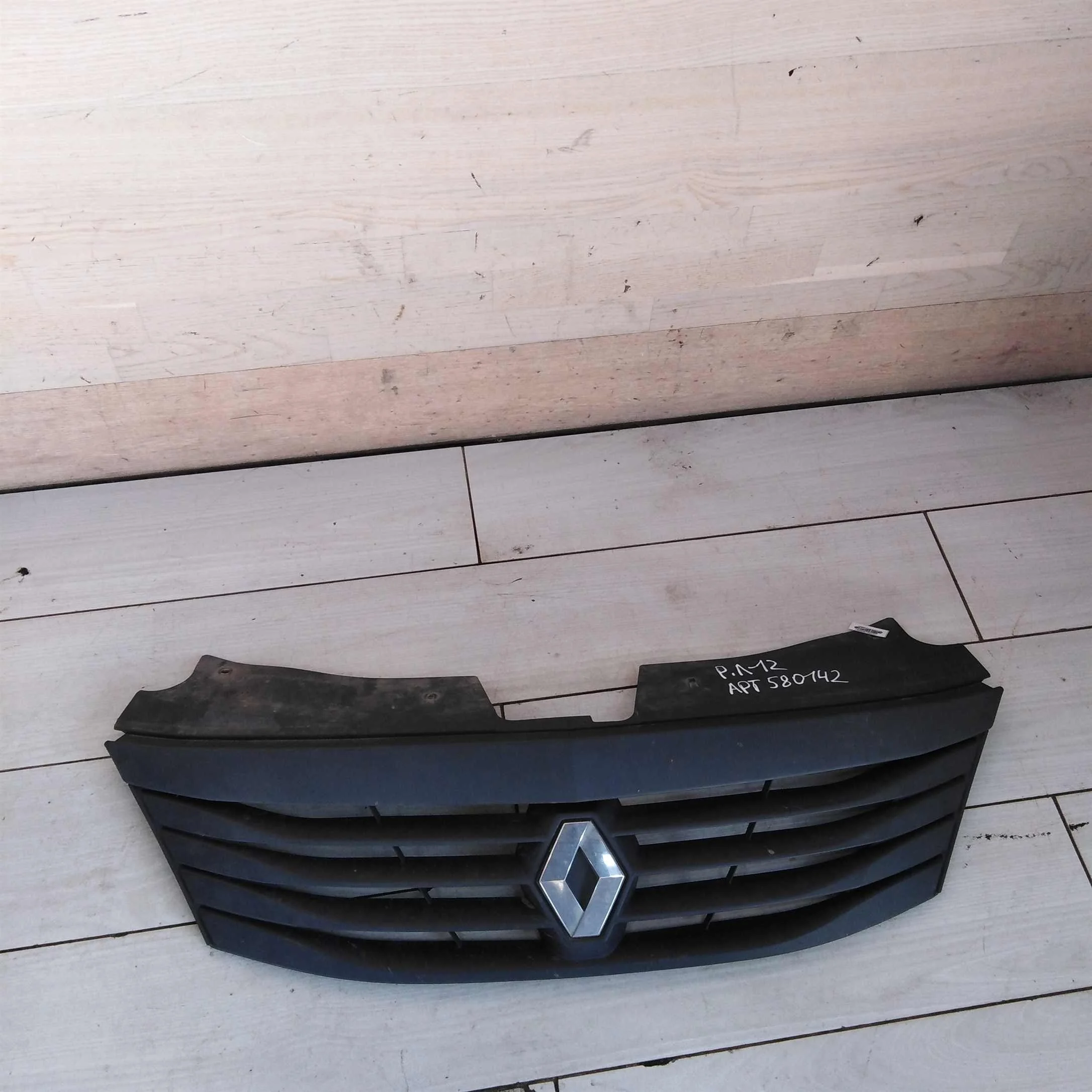 Решётка радиатора Renault logan I 2011гв   (арт. 89995)