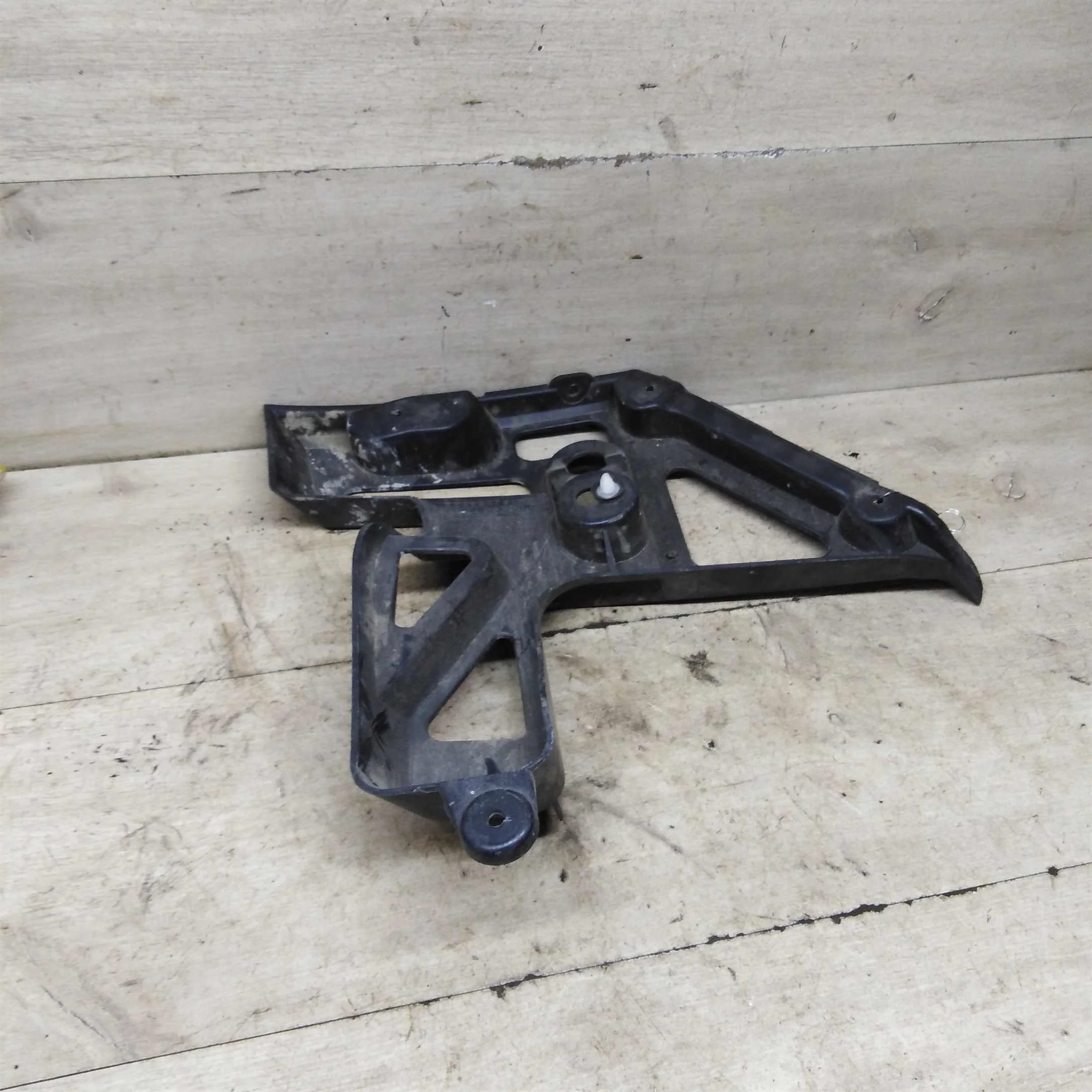 Кронштейн левый крепления заднего бампера седан Renault Megane II    (арт. 90337)