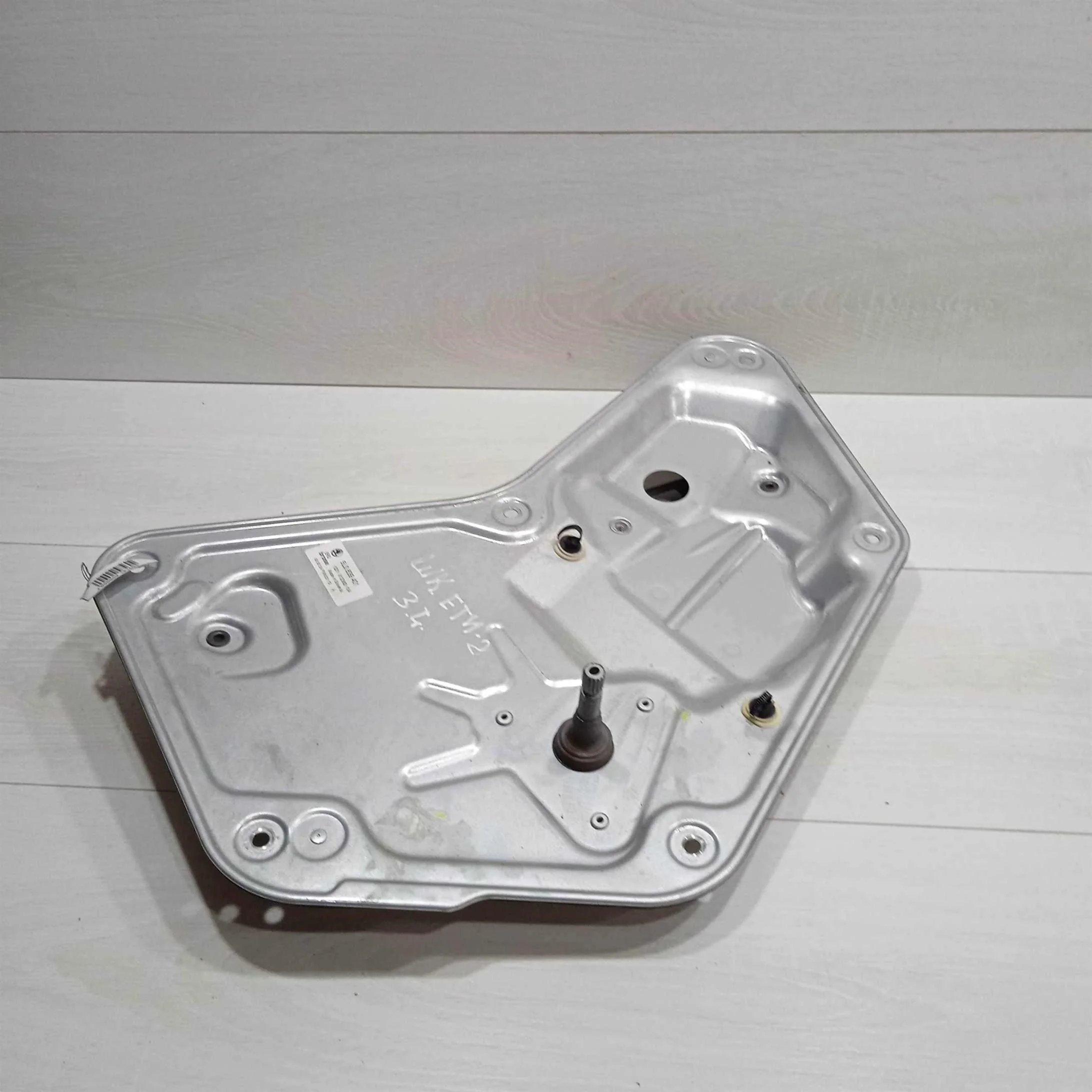 Стеклоподъёмник механический задний левый Skoda Yeti I (арт. 90657)