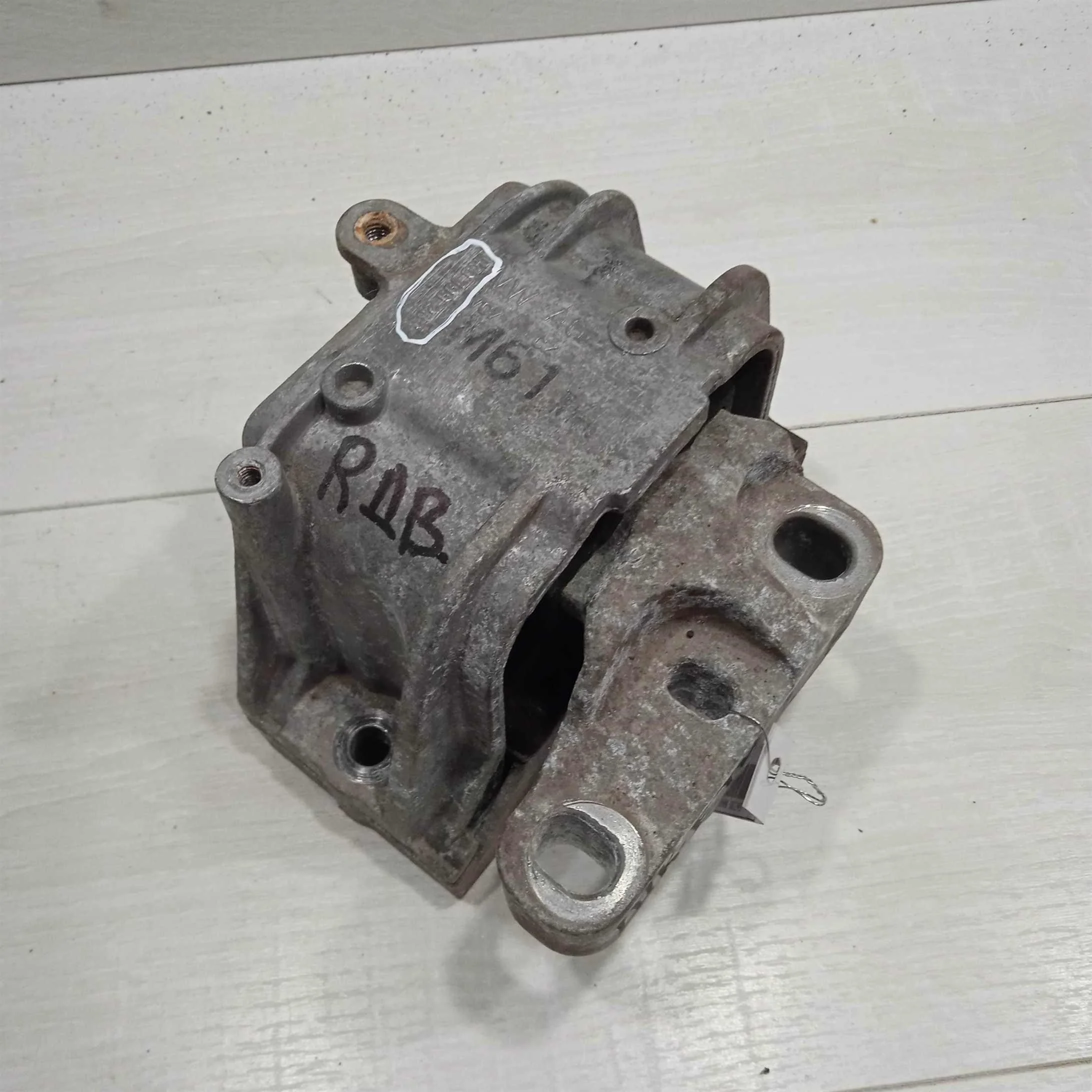 Опора двигателя правая верхняя Skoda Yeti I   (арт. 90780)