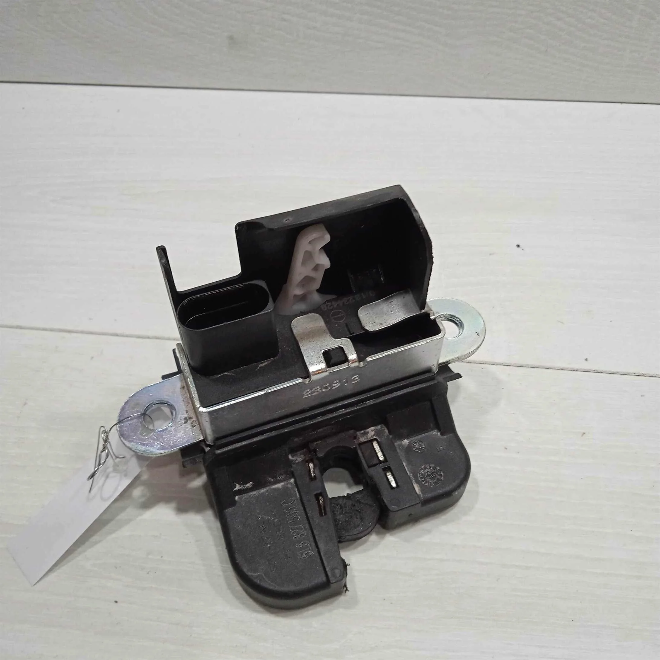 Замок крышки багажника Skoda Yeti I дорестайлинг (арт. 90815)